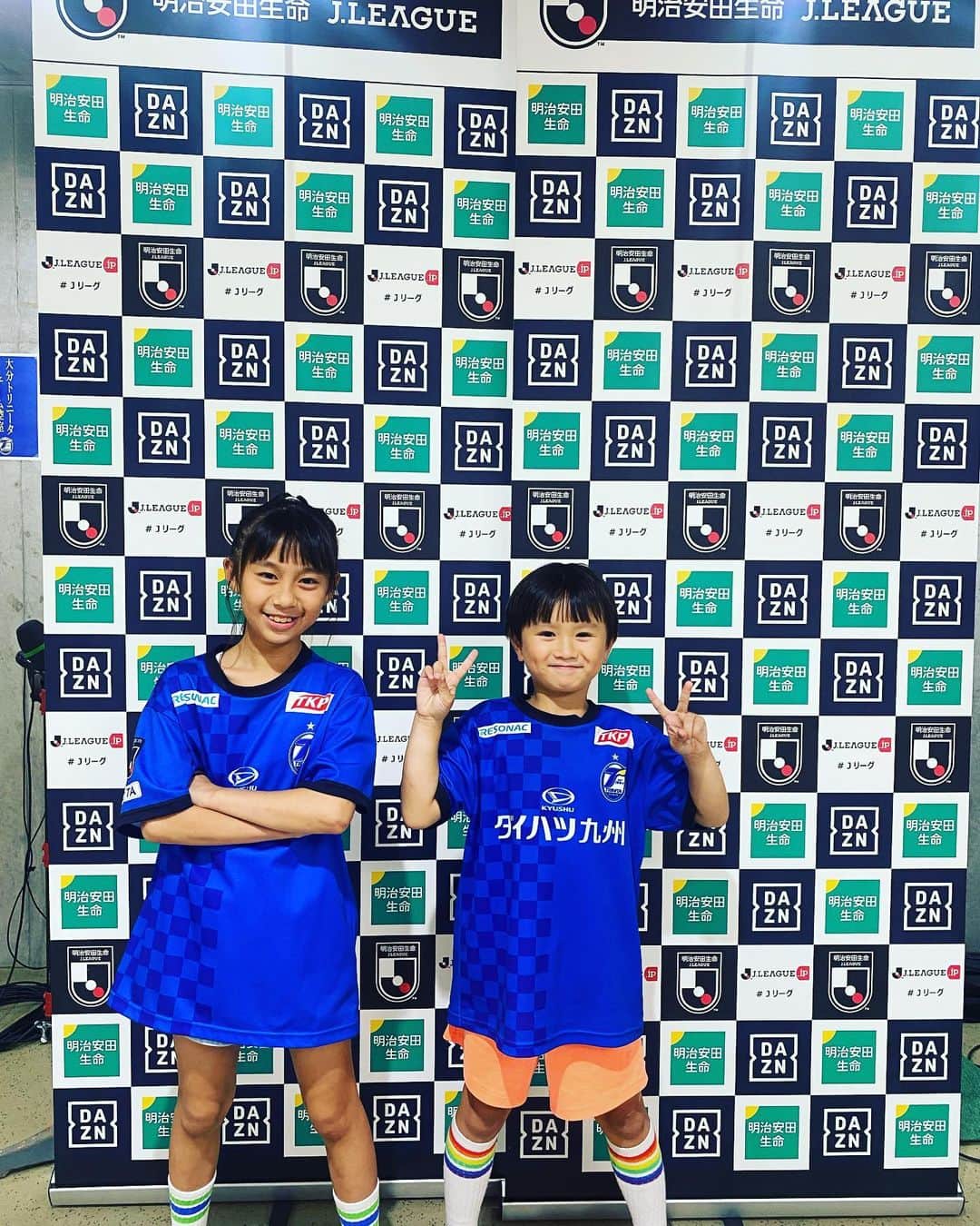 川上璃子（梅崎司の妻）のインスタグラム：「コロナもあり 4年ぶりにパパと入場。 小さくて抱っこされてた子供達がしっかり歩いて入場。 次節は勝利を🏅」