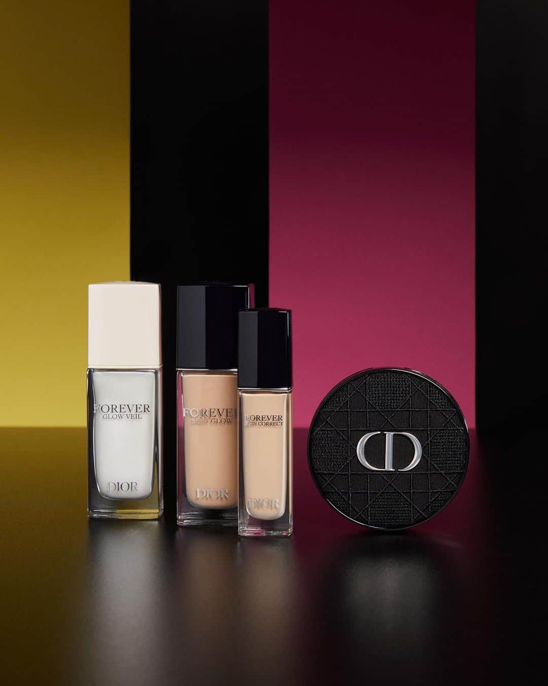 のインスタグラム：「For the #DiorSS24 catwalk look we accentuated the lips by applying a striking black shadow line between the upper and bottom lips. In contrast the skin was kept natural and glowing. @PeterPhilipsMakeup brought a fusion of power and mystique to life, by creating ‘witchy’ lips that complemented a luminous glow.   DIOR CAPTURE TOTALE LE SÉRUM DIOR FOREVER GLOW VEIL DIOR FOREVER SKIN GLOW FOUNDATION DIOR FOREVER SKIN CORRECT DIOR FOREVER CUSHION DIORSHOW ON STAGE CRAYON 099 Black ROUGE DIOR FOREVER DIORSHOW BROW STYLER DIORSHOW ON SET BROW   © @OlivierRosePhotography   #DiorBeauty #DiorMakeup」