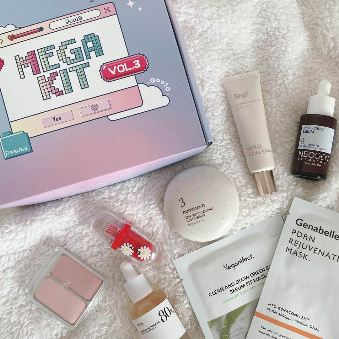 のインスタグラム：「. qoo10 MEGA KIT 📦🤍 @qoo10.official   NEOGENのレチノール美容液が特にお気に入り💡  低刺激なのにしっかりレチノール成分が入ってるので肌のキメが整ったような気がします…‼︎💞  購入金額の20%も返ってくる20%メガポが10/7まで開催中です🛒  100名にこのMEGA KITも当たるみたいなので是非🤍✨  https://special.qoo10.jp/DynamicAD/5298/  #Qoo10MegaKit #Qoo10 #メガポ#PR」