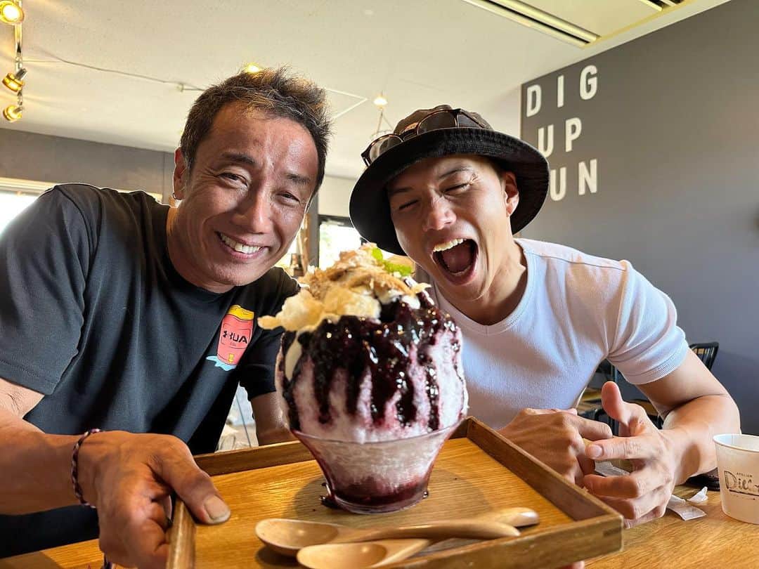 長渕剛のインスタグラム：「. 兄弟よ！ おまえは繊細な羽根をいつも震わしている。 世の不条理に泣きひたむきさを汚す愚劣な人間を徹底的に嫌う。 兄弟よ！ 今日も怒っているのか？ 兄弟よ！ 今日も悲しいか？ 兄弟よ！ 今日も孤独でいるのか？ 兄弟よ！ 私もまったくおまえとおんなじだ。 兄弟よ！私の生きた数ヶ月の瞬間を おまえは私と共に生きた。 私の為に生きてくれた。 闘いは容赦なく私の命を削り倒して行った。 戦火の中、おまえは私を撮り続けた。 泣きながら撮り続けた。 まさしく戦場カメラマンとしておまえもまた命を削った。 愛とは守る為に闘うことだ。 兄弟よ！ おまえが私にカメラを向ける時 私は縦横無尽に容赦なく撃たれ続けた。 私の魂をたった一発で射止めるおまえはスナイパーだ。 射止めろ！ 射止めろ！ さらに射止めるのだ！ 私とおまえが生き切るその瞬間を！  　　ありがとう隼人！！ 　　　　　　　　　　剛  #兄弟よ #ありがとう」