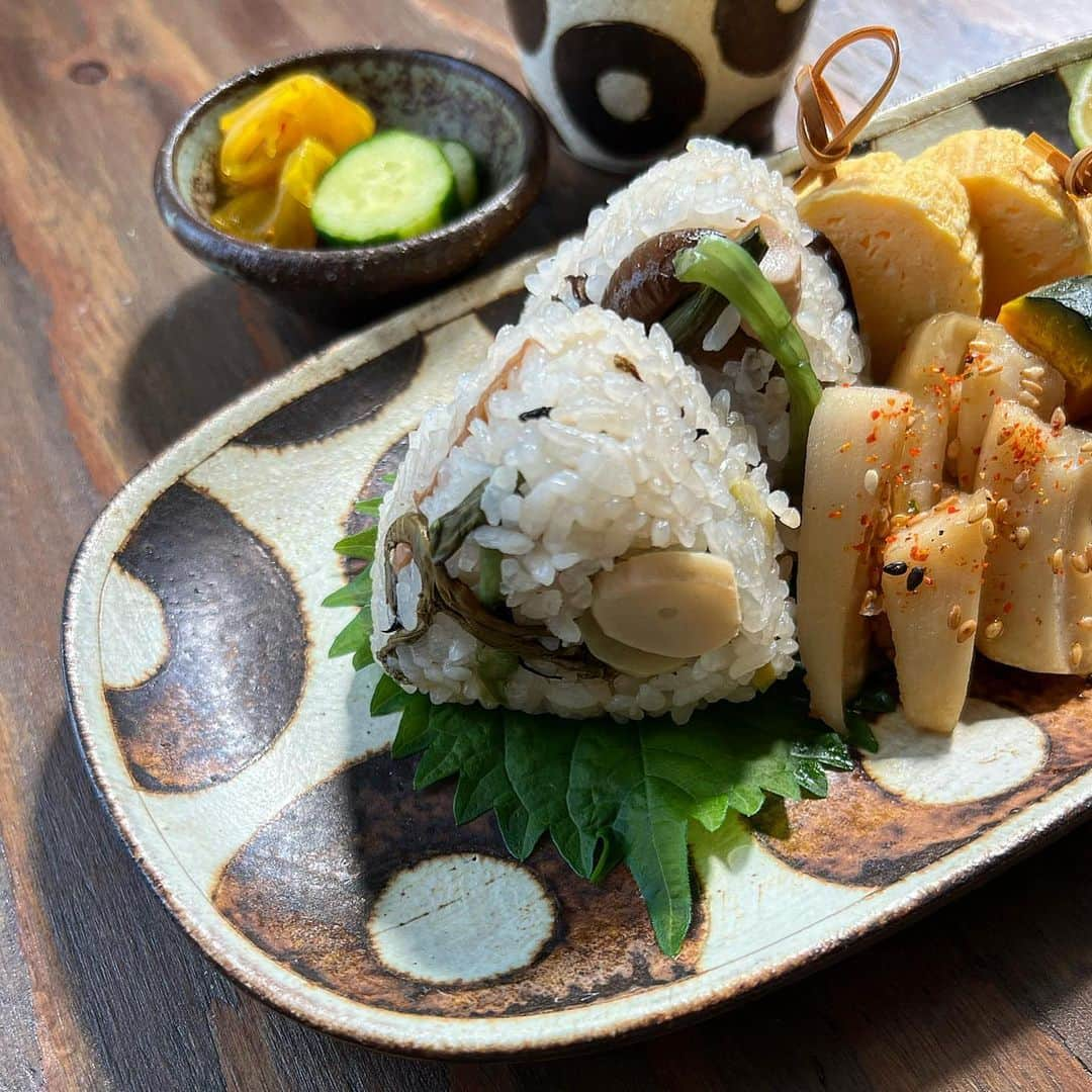 はらぺこさんのインスタグラム写真 - (はらぺこInstagram)「お昼ごはん🍙  ♪山菜おこわ ♪焼きほっけ ♪ほうれん草のおかか和え ♪かぼちゃ煮 ♪だし巻きたまご ♪蓮根のきんぴら ♪具沢山のお味噌汁 ♪きゅうりの浅漬け.お漬物  #お昼ごはん #おうちごはん #おうちごはんlover #フーディーテーブル #料理 #家庭料理 #和食 #てづくりごはん365 #焼き魚 #お味噌汁 #野菜 #常備菜 #おうち時間 #おこわ #日々の暮らし #丁寧な暮らし #市岡泰 #山本直毅 #うつわ #器 #豆皿 #おばんざい #だし巻き卵 #ほっけ #おうちカフェ #食育 #山菜 #浅漬け #定食 #クロワッサン大人のうつわ部」10月1日 15時40分 - n.harapeko