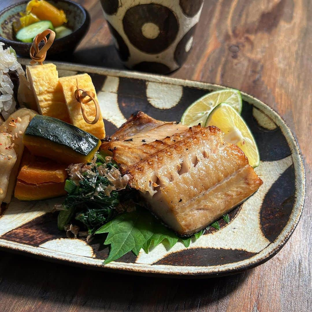 はらぺこのインスタグラム：「お昼ごはん🍙  ♪山菜おこわ ♪焼きほっけ ♪ほうれん草のおかか和え ♪かぼちゃ煮 ♪だし巻きたまご ♪蓮根のきんぴら ♪具沢山のお味噌汁 ♪きゅうりの浅漬け.お漬物  #お昼ごはん #おうちごはん #おうちごはんlover #フーディーテーブル #料理 #家庭料理 #和食 #てづくりごはん365 #焼き魚 #お味噌汁 #野菜 #常備菜 #おうち時間 #おこわ #日々の暮らし #丁寧な暮らし #市岡泰 #山本直毅 #うつわ #器 #豆皿 #おばんざい #だし巻き卵 #ほっけ #おうちカフェ #食育 #山菜 #浅漬け #定食 #クロワッサン大人のうつわ部」