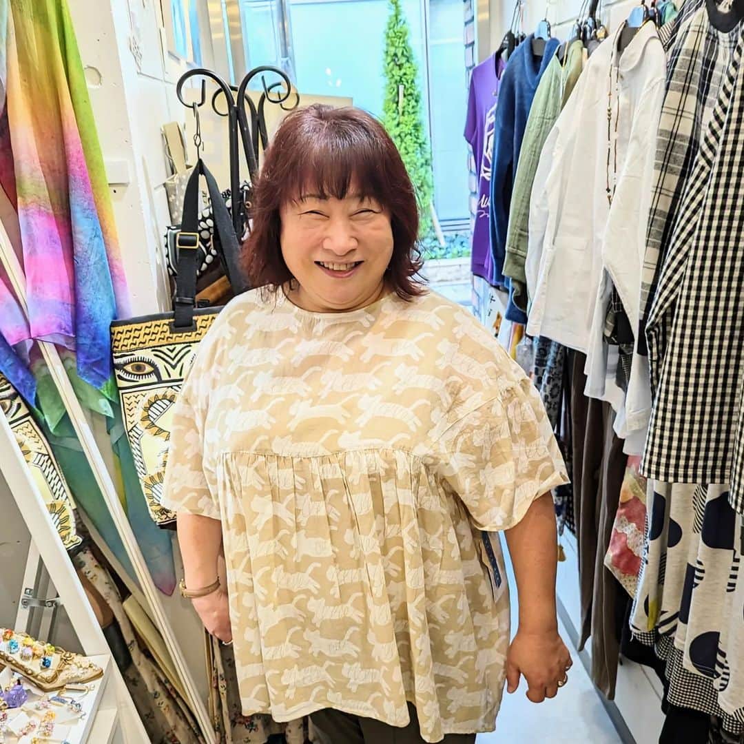 平井富子のインスタグラム：「美容院帰りに会社後輩、マリちゃんが遊びに来てました！ 嬉しい〜  最近、電車で東京から北海道稚内に、、 すごーい、良い経験ですね～  ネコちゃんの可愛いトップス等気に入って頂きました。メチャ可愛い〜  また、遊びに来て下さい〜」