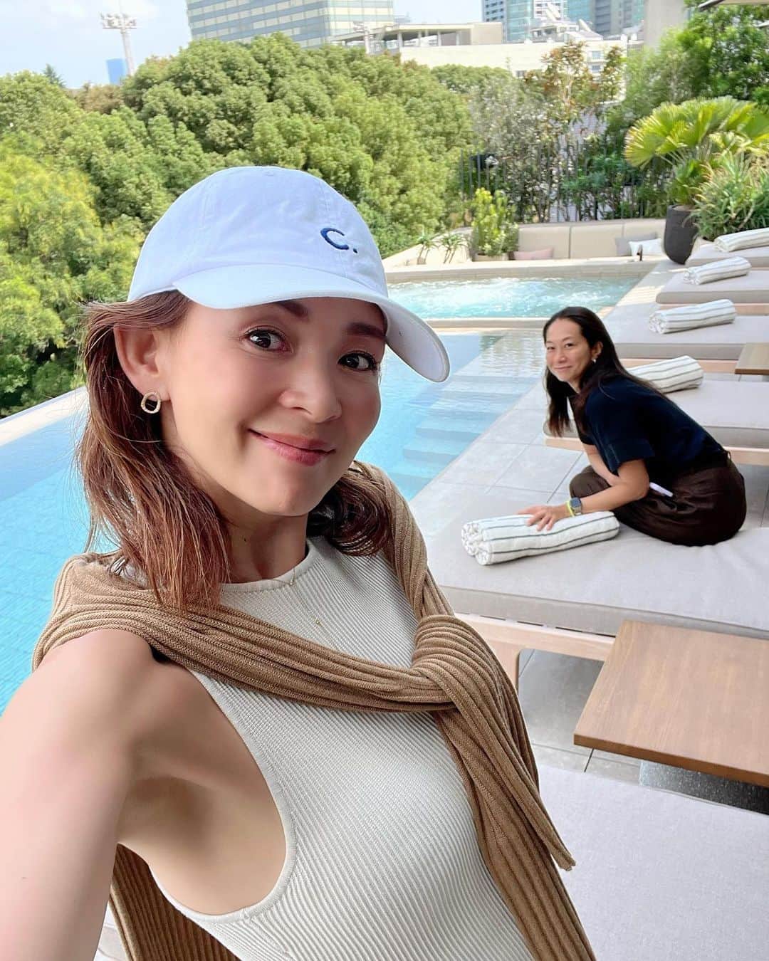 SHIHOさんのインスタグラム写真 - (SHIHOInstagram)「Sunday mood @trunkhotel_yoyogipark 🌿  ヘルシーフードとプールで、 美容、仕事、家庭、未来、生き方、コンテンツ、 色んなジャンルについてキャッチアップした日。  なんだかんだ14時間くらい話し続けていた気がする🤣  건강식품과 수영장에서 미용, 일, 가정, 미래, 삶의 방식, 콘텐츠, 여러 장르에 대해서 캐치업한 날.  이러쿵저러쿵 14시간 정도 계속 얘기했던 것 같다  #weekend #trip #trunkhotel #tokyo #心身をリセット #チャージ #thankyou @amy_tatsubuchi @maimaiichikawa」10月1日 15時44分 - shiho_style