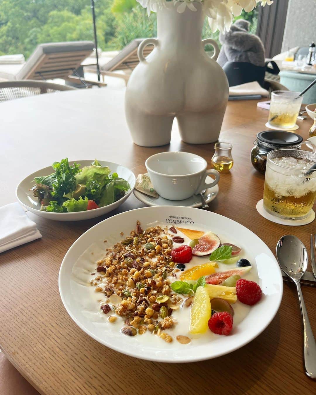 SHIHOさんのインスタグラム写真 - (SHIHOInstagram)「Sunday mood @trunkhotel_yoyogipark 🌿  ヘルシーフードとプールで、 美容、仕事、家庭、未来、生き方、コンテンツ、 色んなジャンルについてキャッチアップした日。  なんだかんだ14時間くらい話し続けていた気がする🤣  건강식품과 수영장에서 미용, 일, 가정, 미래, 삶의 방식, 콘텐츠, 여러 장르에 대해서 캐치업한 날.  이러쿵저러쿵 14시간 정도 계속 얘기했던 것 같다  #weekend #trip #trunkhotel #tokyo #心身をリセット #チャージ #thankyou @amy_tatsubuchi @maimaiichikawa」10月1日 15時44分 - shiho_style
