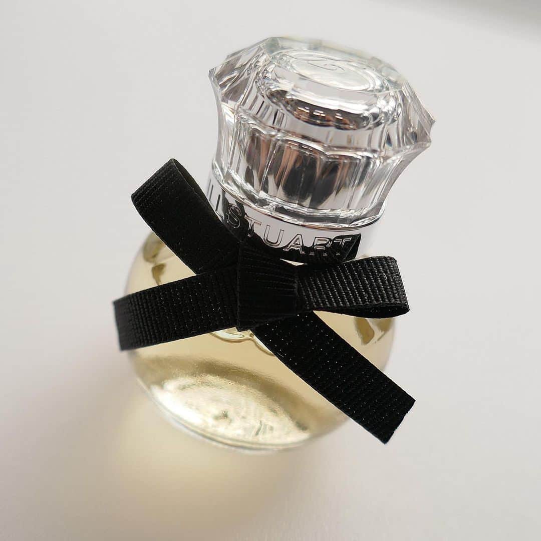 美的 Biteki's official Instagram! さんのインスタグラム写真 - (美的 Biteki's official Instagram! Instagram)「ジルスチュアートの濃厚で官能的な香り「Vanilla Lust（ヴァニラ ラスト）」から限定コレクションが登場します！   「ヴァニラ ラスト」の香りは、プラリネの柔らかい甘さやとろけるようなキャラメル、ココナッツのスウィートなグルマンノートから始まり、ミドルはジャスミンペタル（ジャスミンサンバッグ）やピーチ、ラズベリーによるフルーティフローラルノート、ラストには温かみのあるサンダルウッドと官能的なムスクが濃密なヴァニラにとけあい、忘れられない深い印象をもたらします。 Jill Stuart自身も愛してやまない、甘く魅惑的な香りが様々な形で楽しめる今回の限定コレクション。 パッケージのリボンは、夢のようなひとときを約束する証です。   【商品情報をcheck】 ◆画像2枚目 「ジルスチュアート ヴァニラ ラスト オード パルファン」7.5ml ￥2,530（税込） 「ヴァニラ ラスト オード パルファン」から限定ミニサイズが登場。 ボトルをそのまま小さくし、特別なブラックリボンをあしらったコロンと可愛いパッケージはプチギフトにもおすすめです。   ◆画像3枚目 「ジルスチュアート ヴァニラ ラスト ハンド＆ボディ クリーム」100g ￥3,520（税込） 甘く官能的な香りで肌を包み込むハンド＆ボディクリーム。するするとのび広がり、“シュガー”や“ジャスミンエキス”などの保湿成分が全身をたっぷりの潤いで満たします。 夜のケアに使えば、翌朝までふんわりとやわらかな肌に♪   ◆画像4枚目 「ジルスチュアート ヴァニラ ラスト シャンプー」300ml ￥3,080 「ジルスチュアート ヴァニラ ラスト ヘアマスク」190g ￥3,300（どちらも税込） ふんわりとした泡で頭皮・髪の汚れを優しく洗い上げ、健やかに整えるシャンプーと、 乾燥やダメージで特に傷んだ髪にもたっぷりと潤いを与え集中補修するヘアマスク。 さりげなく香りが残るので、普段フレグランスを使わないという人にもおすすめです。   ◆画像5、6枚目 「ジルスチュアート ヴァニラ ラスト シマリング リップシロップ」7g ￥3,300（税込） ぷるんと潤った唇に仕上げるラメ入りの限定リップ用美容液。大粒のピンク・ブルー・グリーンのラメが上品に煌めきます。 ベタつかず軽やかなつけ心地でありながら、潤い感とツヤを長時間キープ。   これからの寒くなる季節にもぴったりな香り、ぜひチェックしてみて！   ※12月1日限定発売  oﾟo｡oﾟo｡oﾟo｡oﾟo｡oﾟoﾟo｡oﾟo 『美的』公式インスタグラム @bitekicom では新作コスメの速報情報＆全色スウォッチをどんどん公開中！ タメになる美容情報は美的.comをぜひご覧ください！ oﾟo｡oﾟo｡oﾟo｡oﾟo｡oﾟoﾟo｡oﾟo   #ジルスチュアート#jillstuart#ヴァニララスト#フレグランス#オードパルファン#シャンプー#ヘアマスク#ボディクリーム#ハンドクリーム#ボディケア#ハンドケア#ギフト#プチギフト#プレゼント#リップ美容液#パケ買い#新作コスメ#コスメレポ#bitekicom」10月1日 15時44分 - bitekicom