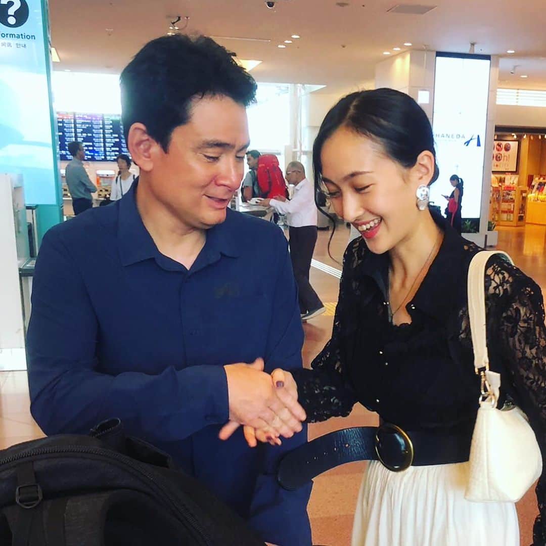 野口健のインスタグラム：「約一ヶ月半ぶりに帰国。 大半がマナスル前の高所トレーニング。 」マナスルは天気が悪い！！！」との過去の経験から判断し8月はエベレスト山域でたっぷりと雨のなか高所順応トレーニングを行ないましたが、どうやら裏目にでたみたい…。勝負事は時の運をも味方にしなければならず、実に難しい…。うん、完敗、完敗。  まあ、それ以外にも反省材料あり。細かい事は後でゆっくりと振り返ろう。今は心身共に体を休めます。体はもちろんですが、脳みそも。  冗談抜きであの酸欠状態、脳への負担はあったはず。遠征中はストイックにもなるので、まずは思考もリセット。  まずは明日の病院検査。それから先は検査の後に考えよう。それにしても、この10日間、あまりの展開の早さに追いつけない程、バタバタでした。不眠が続いていたかので、まずは寝ます。ただいま、おやすみ。  それはそうと、久々にあった絵子さん、身長が伸びたのかな？？？毎日、牛乳のんでいるのかな。寡黙な父親とは違いよくしゃべるねぇ〜。  #野口健」