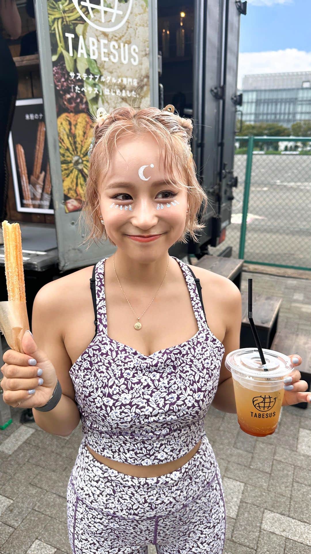 田辺莉咲子のインスタグラム：「Wanderlust108 in Odaiba 🏝️☀️👟🫧 ハッピーが溢れてて幸せだった〜✨ 会場で一緒に楽しんで下さった皆さん、 会いにきてくださった皆さん、 ありがとうございました❤️‍🔥  #ワンダーラスト　#resuccess #フィットネスバンド」