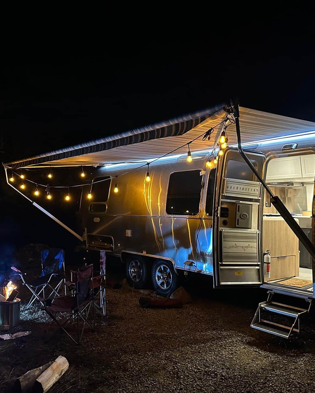 スウィズ・ビーツのインスタグラム：「@airstream_inc nights at the farm ⛺️🏕️ Good vibrations 🙏🏽🙏🏽🙏🏽🙏🏽🙏🏽🙏🏽🙏🏽 Camp life Glamp Zaa🤣🤣🤣🤣🤣」