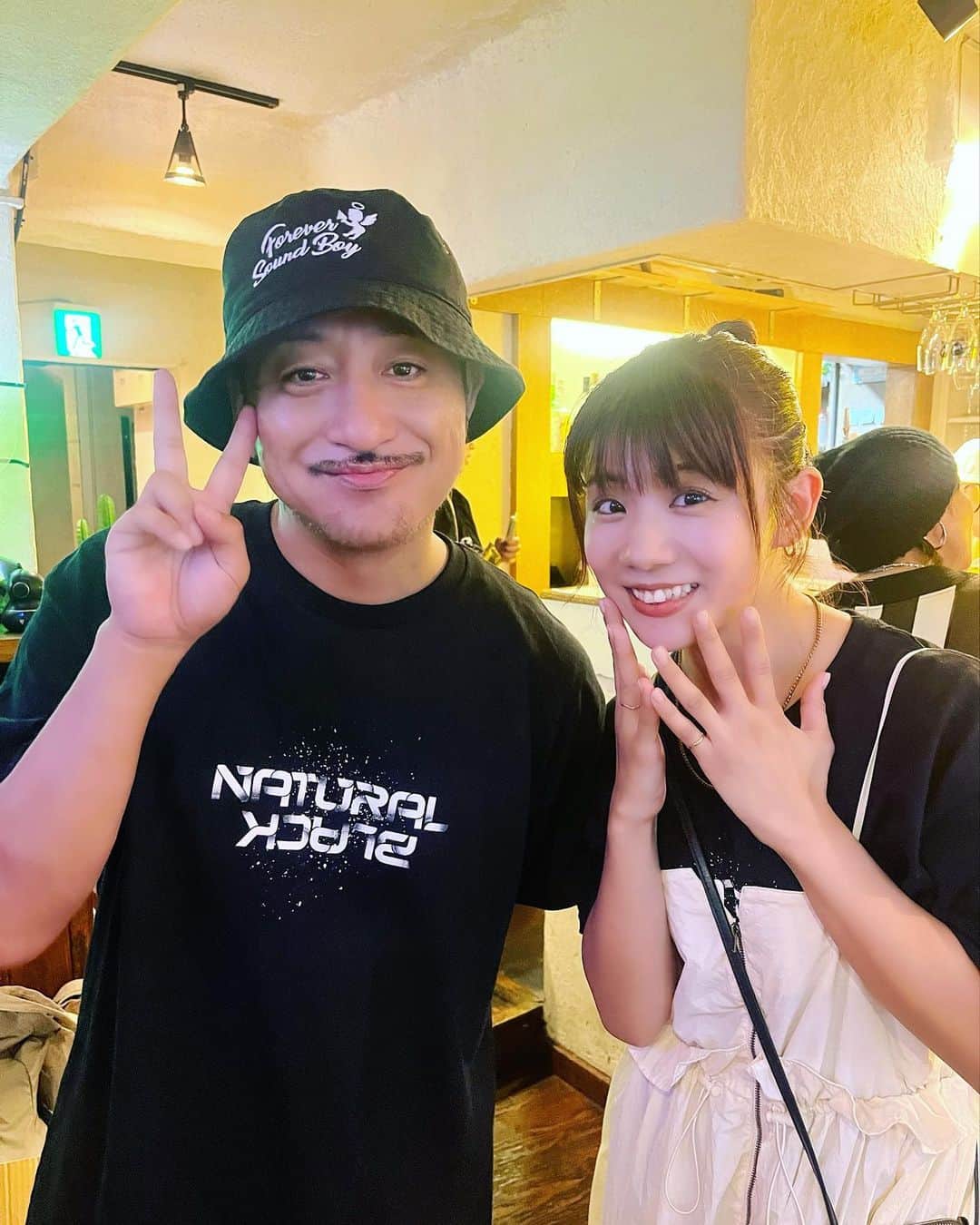 根本羽衣のインスタグラム：「大好きなMEGAHORNさん✨ 再びナチュスクにて7年ぶりにお会いできました🌺  学生時代の青春の曲 『夜空に咲く花』も聴けて涙が出ました。 『懐メロ』も大好き。  ソロ活動 10周年おめでとうございます！！ 年間100本ライブまであと少し🎖️ これからも宜しくお願いします🌈  #ナチュスク #MEGAHORN さん #ありがとうございます🌺」