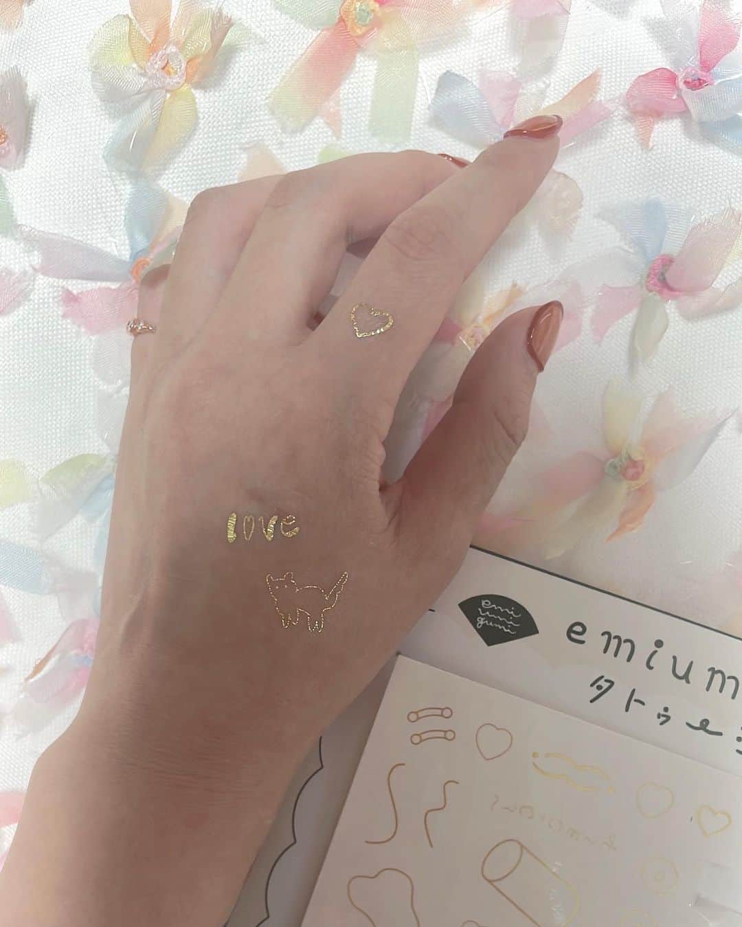 のインスタグラム：「emiumigumiさんのタトゥーシール♡ キラキラの金がお気に入りです(黒もあるよ) すっごく簡単に綺麗に貼れた！ 猫ちゃんのデザイン良すぎ〜т · т 超オススメです^ᴗ.ᴗ^ ♩   #emiumigumi  #タトゥーシール  #可愛い  #お洒落  #可愛いタトゥー」