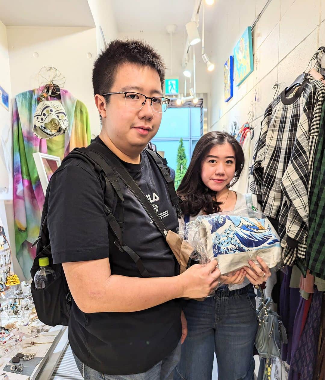 平井富子のインスタグラム：「A wonderful Indonesian couple appears！  JakartaからJgasonさんとJaniceさんがご来店！  日本は２回目。京都等を観光予定。楽しみですね～  大波柴田さんトートバッグ等、多数気に入って頂きました。いっぱい入りますよ。どれも可愛い〜  日本の秋をお楽しみ下さい〜」