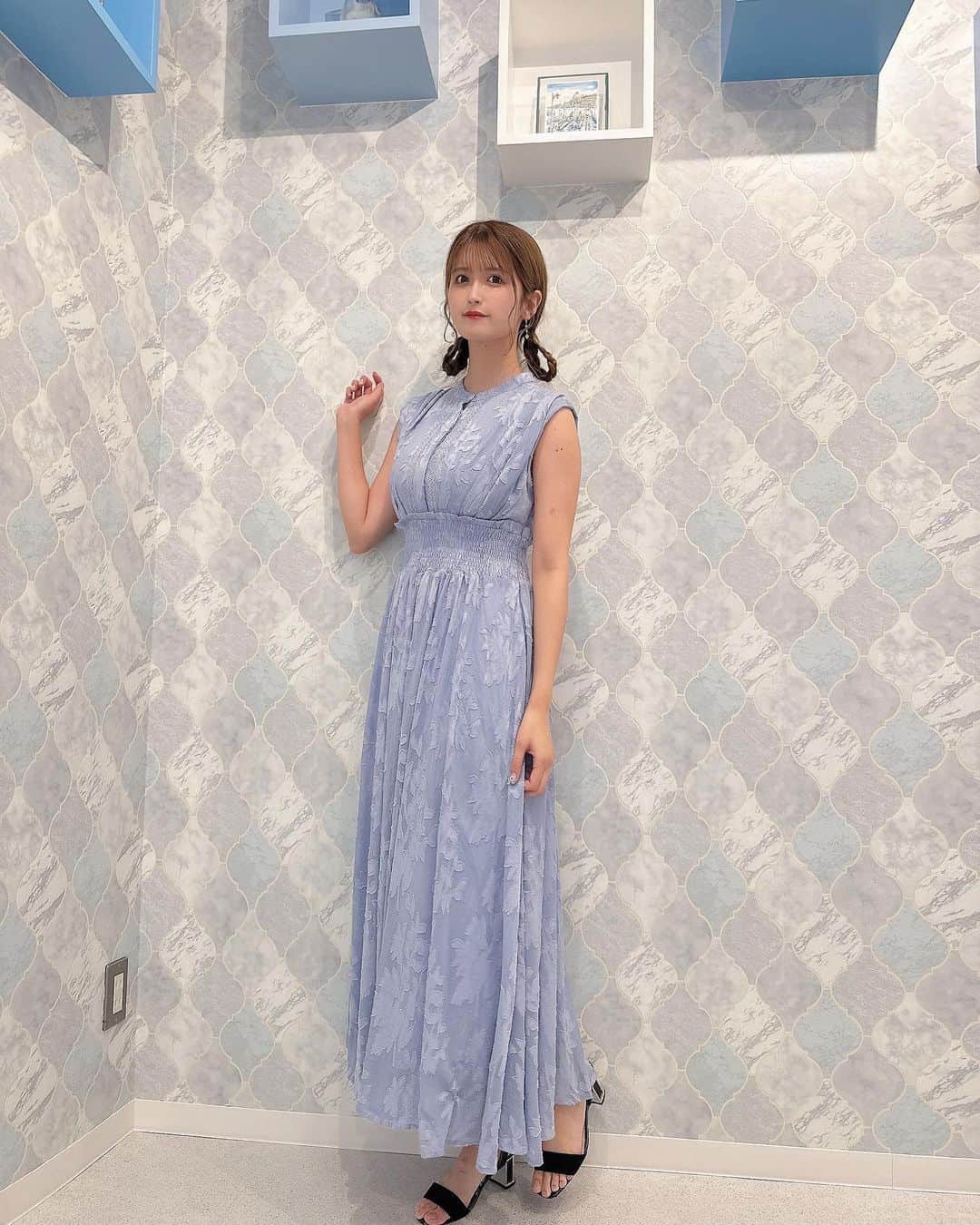 のインスタグラム：「.  背景と合っててかわいい🐬🩵🫧  こちらは　@formu_official  のワンピ☺︎ この夏お気に入りで沢山きたよー👗🫧  そろそろ涼しくなるかな？ 秋服着るの楽しみ🐻🍂 みんな10月もよろしくね(ˊo̴̶̷̤ ̫ o̴̶̷̤ˋ)🤍」