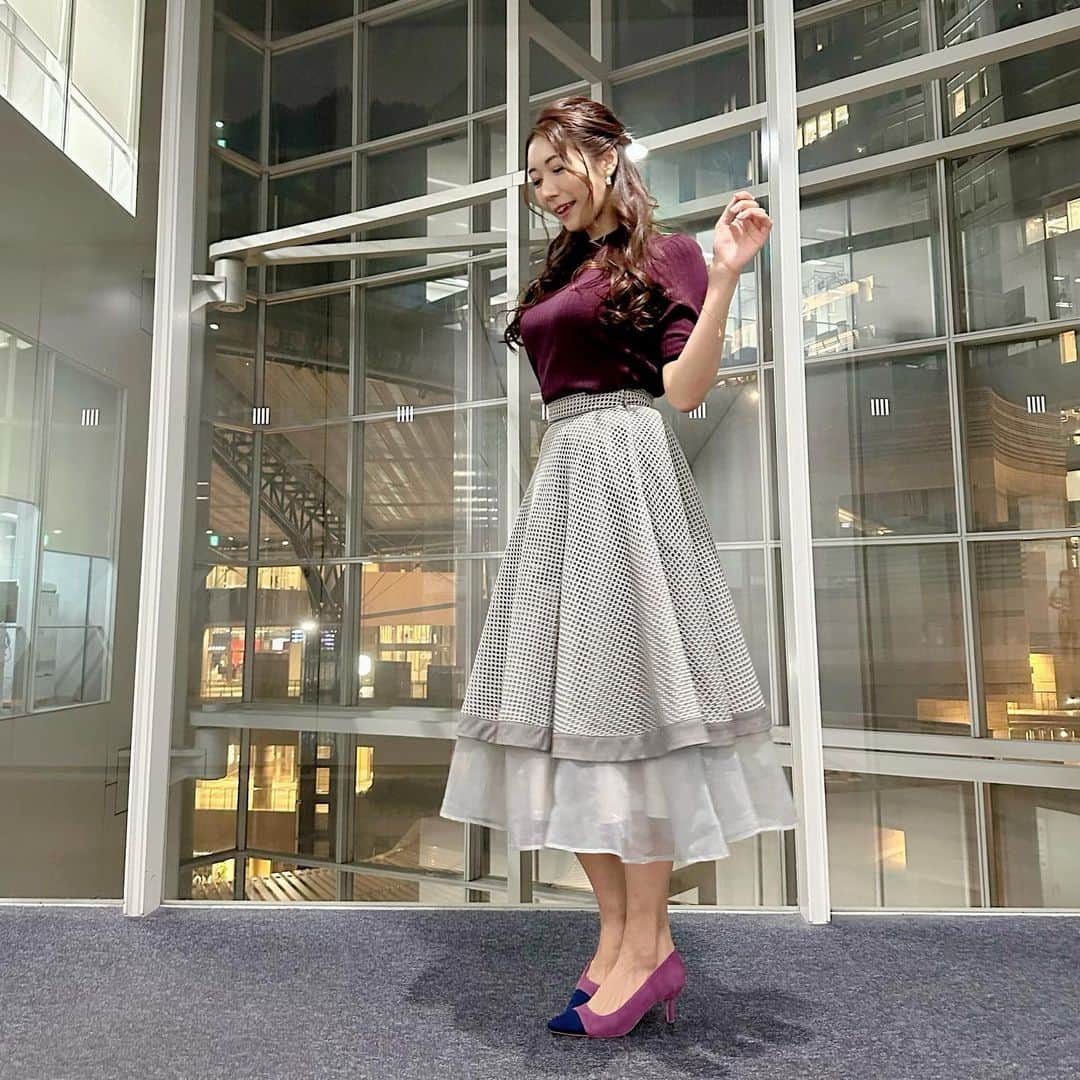 穂川果音さんのインスタグラム写真 - (穂川果音Instagram)「金曜アベプラ衣装👗 まだまだ土日とも湿度が高かったですねーー  明日以降は少し空気がカラッとしてきそうですよ！ 朝晩の気温はひんやりしてきますので、調節できる長袖シャツなど必須です😊  skirt→ @emiriawiz_official  #天気　#天気コーデ　#気象予報士　#アベプラ　#猛暑日日コーデ　#30度の日コーデ　#9月コーデ　#秋コーデ　#初秋コーデ　#10月コーデ」10月1日 15時56分 - hokawakanonn