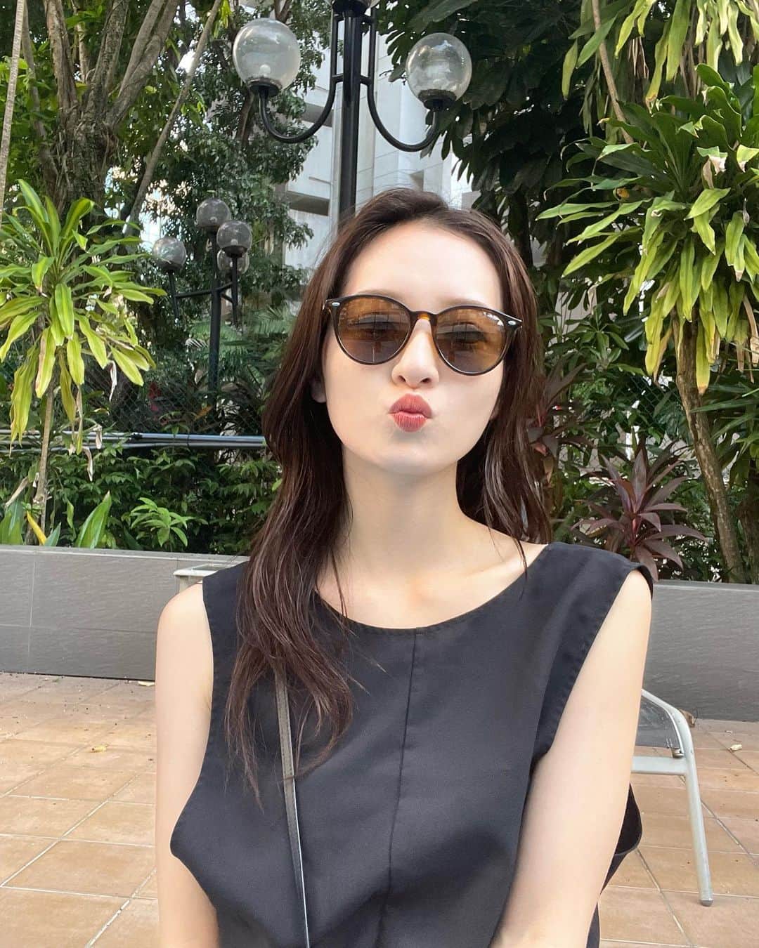 神谷明采のインスタグラム：「南国行きたい……💋💄😘  Singapore National Day圧巻だったなぁ……🇸🇬 花火もケータリングも最高だった🎆  大学始まっちゃうから夏の思い出に浸ってる………😌  #singapore #singaporenationalday #シンガポール #シンガポール旅行 #リゾート #リゾートコーデ」