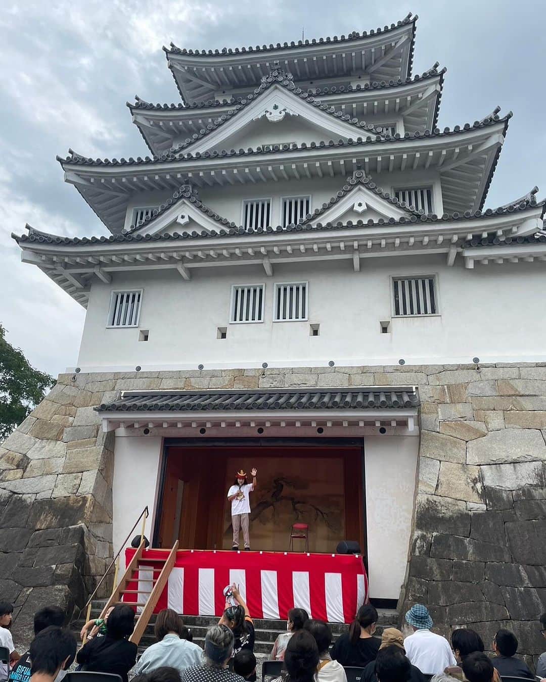 長谷川ヨシテルのインスタグラム：「墨俣城でのお祭りに今年も出演させていただきましたー！ 墨俣にまつわる歴史クイズを地元の皆さんに出題してまいりました🏯 やはり東海圏のキッズたちの歴史のベース知識はスゴい！ 未就学のお子さんも信長、秀吉、家康を知ってますもんね〜🥷  トーク後のビンゴ大会も楽しかった〜⛩️」