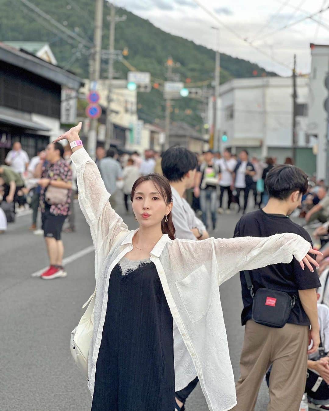 児玉アメリア彩のインスタグラム：「【諏訪五蔵のお酒🍶】 ⁡ 今日10月1日は「日本酒の日」！ みんな呑んでるかしら😋 ⁡ わたしは生まれ故郷・長野県諏訪市の日本酒イベント 上諏訪街道「まちあるき呑みあるき」に 参加してきましたー！🤍 ⁡ ⁡ ⁡ JR上諏訪駅から徒歩10分ほどの国道沿いには 「諏訪五蔵」と呼ばれるの五軒の造り酒屋、 銘柄は「舞姫」「麗人」「本金」「横笛」「真澄」があり🍶 ⁡ その五蔵のお酒を楽しむ一大イベントが コロナ禍を挟んで5年ぶり・38回目の開催！ ⁡ ⁡ ⁡ 今年は初の【歩行者天国】 普段は国道20号線を挟んで酒蔵が並ぶエリアを、今回は完全規制して歩行者天国化したことで 安全に楽しめるようになりました🍃 ⁡ ⁡ 3,000人が集まって大賑わい…！ 地元でこの規模のお祭りは感激する😚 ⁡ ⁡ ⁡ ⁡ #日本酒の日 #日本酒で乾杯 #諏訪五蔵 #上諏訪街道呑みあるき #真澄 #横笛 #本金 #麗人 #舞姫 #信州酒 #長野酒」