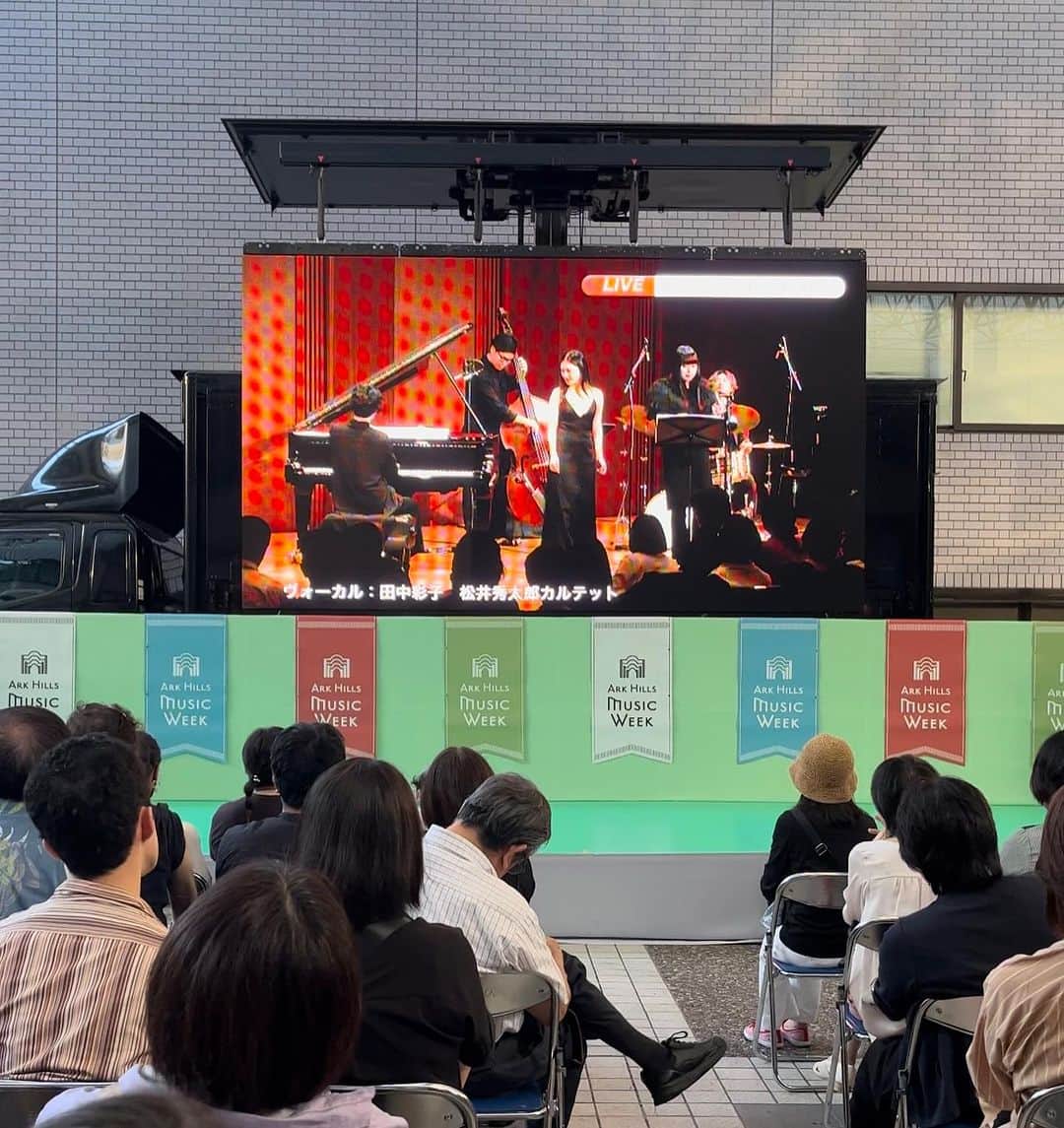 田中彩子のインスタグラム：「. Just done at Suntory Hall Blue Rose with Shutaro Matsui Quartet🎺 @mshutp   サントリーホールARKクラシックス 満席の会場と外のお客さんもたくさんの中で松井秀太郎さん率いるカルテット　 松井秀太郎（トランペット）兼松衆（ピアノ）小川晋平（ベース）小田桐和寛（ドラムス）のコンサートにゲスト出演させて頂きました。皆さん本当にかっこよくて素晴らしかったです。ご一緒できてとても嬉しかったです。 とても楽しい本番でした。 #arkclassics」