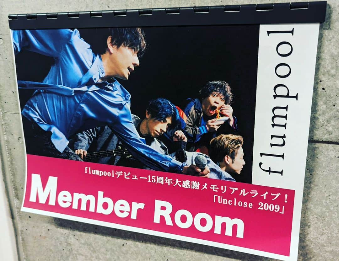 磯貝サイモンのインスタグラム：「2023/10/01、flumpoolデビュー15周年おめでとう！！今日はLINE CUBE SHIBUYA（渋谷公会堂）でお祝いライブ。最初のホールツアー「unclose」再現ライブということで、僕も共にタイムスリップして楽しみたいと思います♪」