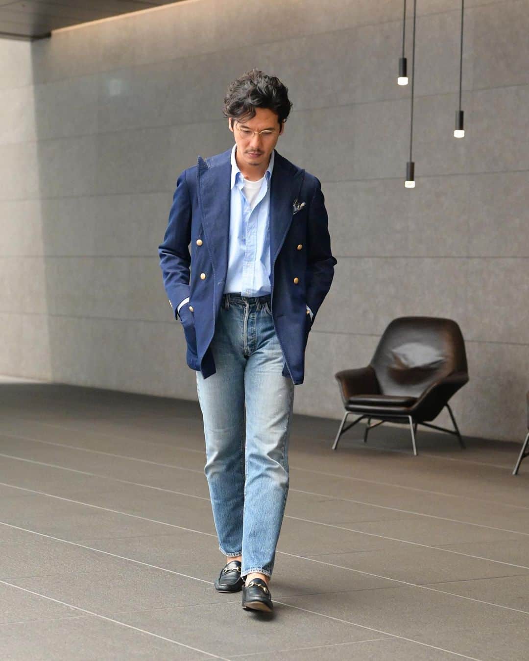 Shuhei Nishiguchiさんのインスタグラム写真 - (Shuhei NishiguchiInstagram)「"Shades of BLUE"⬅︎⬅︎⬅︎swipe left 全身'青"のグラデーションで構成したブレザールック。 夏の終わりを感じさせるような雰囲気で。  Tap for Brands ・ ITEM Jacket： @stile_latino  Shirt： @brooksbrothers 80's T-shirt： @hanes  Jeans： @levis 501-66single Pocket square ： vintage  Shoes： @gucci 80's Watch： @cartier 80's Eyewear： @savileroweyewear   ・ #beamsf #blazerstyle #classicmenswear #gentlemen #follow #influence #bestoftheday #vintagewear #spezzatura #outfitmen #pr」10月1日 16時10分 - shuhei_nishiguchi