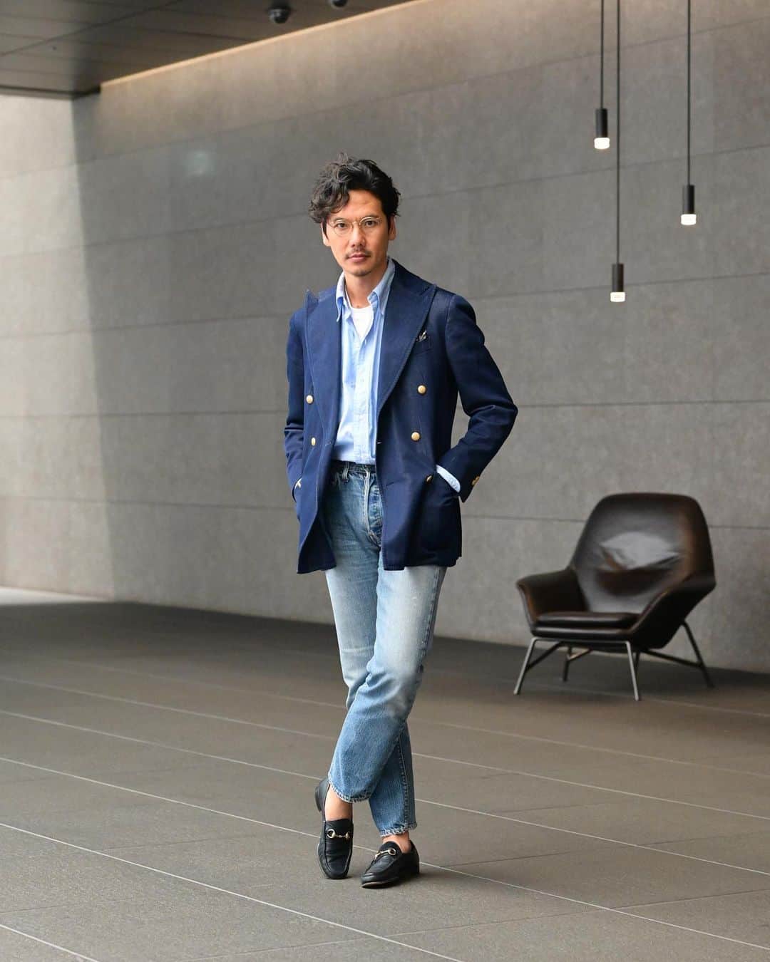 のインスタグラム：「"Shades of BLUE"⬅︎⬅︎⬅︎swipe left 全身'青"のグラデーションで構成したブレザールック。 夏の終わりを感じさせるような雰囲気で。  Tap for Brands ・ ITEM Jacket： @stile_latino  Shirt： @brooksbrothers 80's T-shirt： @hanes  Jeans： @levis 501-66single Pocket square ： vintage  Shoes： @gucci 80's Watch： @cartier 80's Eyewear： @savileroweyewear   ・ #beamsf #blazerstyle #classicmenswear #gentlemen #follow #influence #bestoftheday #vintagewear #spezzatura #outfitmen #pr」