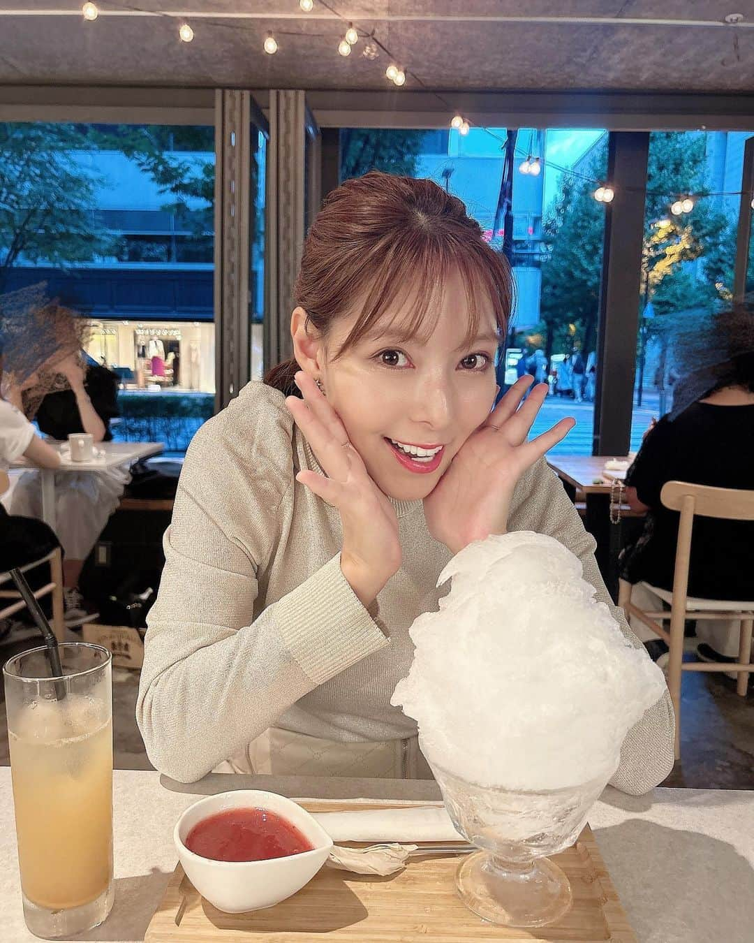 西村ケリーのインスタグラム：「先日さきちゃんとかき氷🍧食べて夏締め☀️しました☺️🙆‍♀️ 急に秋になりそうだよね🍂 写真いっぱいだから見てね⇨swipe  #南早紀　#西村ケリー　#舞台　#舞台仲間　#今では　#親友ちゃん  #かき氷  #夏の終わり　#🍧　#デート　#銀座カフェ #カフェデート #東京カフェ」