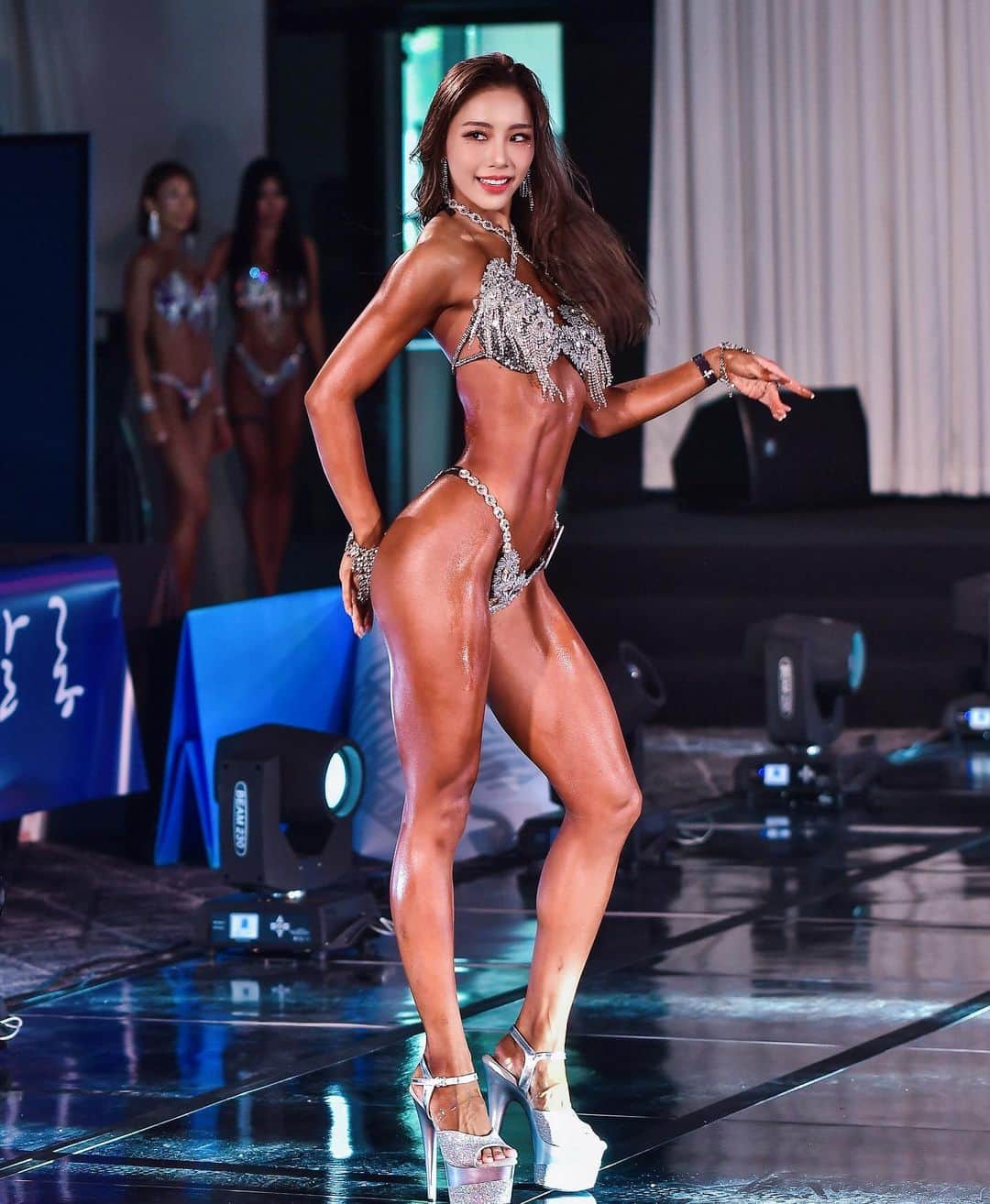 逢田ゆんさんのインスタグラム写真 - (逢田ゆんInstagram)「@wbff_korea  𝗪𝗕𝗙𝗙 👑✨ 𝗪orld 𝗕eauty 𝗙itness &𝗙ashion Category ▷▷ Diva Bikini🥇🏆  . . . 📸@stuntman_kr  👙 @sseraqueen  💄@nam.hee   ••┈┈┈┈┈┈┈┈┈┈┈┈┈┈┈┈┈┈┈┈┈••  【各種ご予約受付問合せ】 ⚪️パーソナルトレーニング・マスターストレッチの お問合せはcheeks公式LINE（プロフィールリンクにて） ⚪️SSA・Jclassicポージングレッスンの お問い合わせはDMにてお願いします💌   初心者様🔰〜お気軽にお問合せ下さい。  ••┈┈┈┈┈┈┈┈┈┈┈┈┈┈┈┈┈┈┈┈┈••  #wbff#wbffkorea#wbffpro#divabikini##champion#japan#dress#commercial#bikinimodel#training#fitness#gym#fbodymake#トレーニング#マスターストレッチ#ウォーキング#ポージング#ボディメイク#砂時計ボディ#フィットネス#일본#피트니스모델#한국#감성사진#사신#머델사신#바디프로필#촬영#피트니스」10月1日 16時10分 - yun_asada