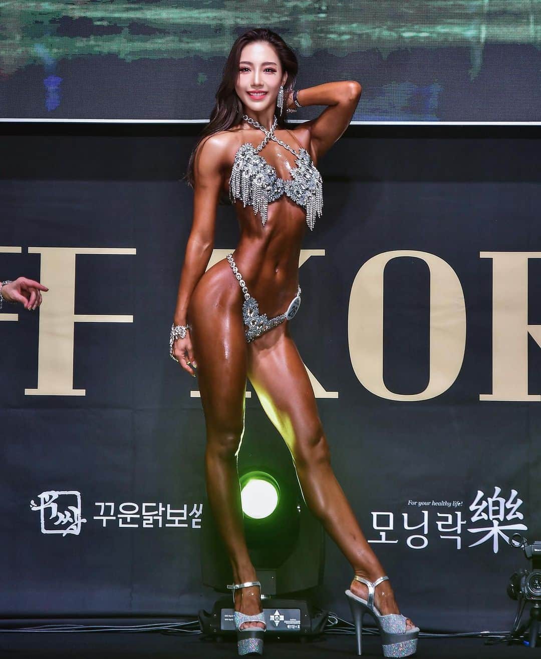 逢田ゆんのインスタグラム：「@wbff_korea  𝗪𝗕𝗙𝗙 👑✨ 𝗪orld 𝗕eauty 𝗙itness &𝗙ashion Category ▷▷ Diva Bikini🥇🏆  . . . 📸@stuntman_kr  👙 @sseraqueen  💄@nam.hee   ••┈┈┈┈┈┈┈┈┈┈┈┈┈┈┈┈┈┈┈┈┈••  【各種ご予約受付問合せ】 ⚪️パーソナルトレーニング・マスターストレッチの お問合せはcheeks公式LINE（プロフィールリンクにて） ⚪️SSA・Jclassicポージングレッスンの お問い合わせはDMにてお願いします💌   初心者様🔰〜お気軽にお問合せ下さい。  ••┈┈┈┈┈┈┈┈┈┈┈┈┈┈┈┈┈┈┈┈┈••  #wbff#wbffkorea#wbffpro#divabikini##champion#japan#dress#commercial#bikinimodel#training#fitness#gym#fbodymake#トレーニング#マスターストレッチ#ウォーキング#ポージング#ボディメイク#砂時計ボディ#フィットネス#일본#피트니스모델#한국#감성사진#사신#머델사신#바디프로필#촬영#피트니스」