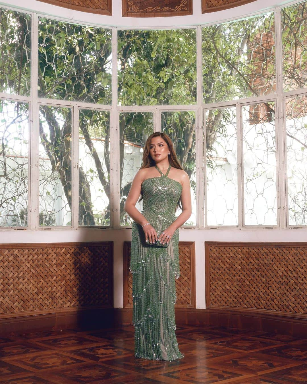 Alexa Ilacadさんのインスタグラム写真 - (Alexa IlacadInstagram)「It’s good to be back. 💚✨ #ABSCBNBall2023  For my gown at this year’s ABSCBN Ball, my lovely stylist, @pattyyap & I didn’t go for bigness or volume. I wanted something that exudes class and simple elegance at the same time spectacular and very gen-z. We chose lime green to evoke vitality and energy. My amazing designer, @maktumang, created this fully beaded halter gown with a glass effect lining, a fitted bodice & chandelier-like overall finish that play up my curves. ⏳ The way Mak & his team put together tiny, delicate strands of beads with teardrop shaped embellishment hanging like rain and swaying at my every move displays their amazing artistry. 🤍💧The best accessories for me as always, are my phenomenal diamond pieces from none other than @ManilaDiamondStudio. 💎 And to complete my red carpet look, I wore bejewelled silver platforms custommade by @_jeffersonsi. ⭐️ Thank you, team!  Special thanks also to the following:  Location: @lascasasfilipinasdeacuzar Hair by @hairbymarkibarrola  Makeup by @dinolazaro  Clutch by @blingandcoph  Photography by @niko.gonzales  Nails by @extraordinail  Skin by @belobeauty  Body by @luxeslimph & @sparta_ph」10月1日 16時10分 - alexailacad