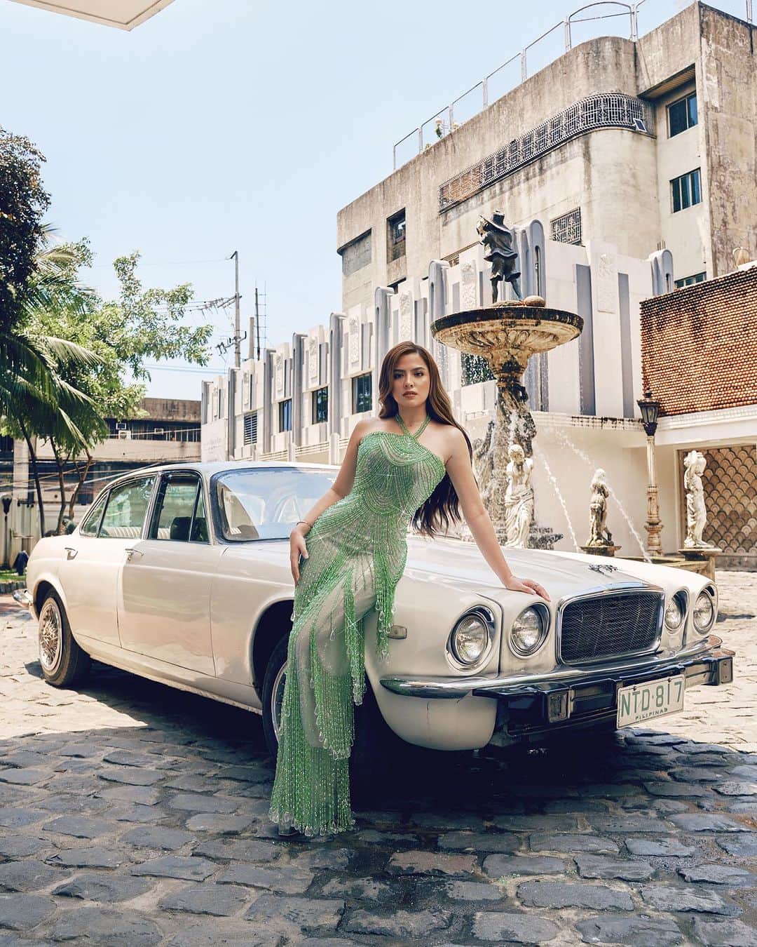 のインスタグラム：「It’s good to be back. 💚✨ #ABSCBNBall2023  For my gown at this year’s ABSCBN Ball, my lovely stylist, @pattyyap & I didn’t go for bigness or volume. I wanted something that exudes class and simple elegance at the same time spectacular and very gen-z. We chose lime green to evoke vitality and energy. My amazing designer, @maktumang, created this fully beaded halter gown with a glass effect lining, a fitted bodice & chandelier-like overall finish that play up my curves. ⏳ The way Mak & his team put together tiny, delicate strands of beads with teardrop shaped embellishment hanging like rain and swaying at my every move displays their amazing artistry. 🤍💧The best accessories for me as always, are my phenomenal diamond pieces from none other than @ManilaDiamondStudio. 💎 And to complete my red carpet look, I wore bejewelled silver platforms custommade by @_jeffersonsi. ⭐️ Thank you, team!  Special thanks also to the following:  Location: @lascasasfilipinasdeacuzar Hair by @hairbymarkibarrola  Makeup by @dinolazaro  Clutch by @blingandcoph  Photography by @niko.gonzales  Nails by @extraordinail  Skin by @belobeauty  Body by @luxeslimph & @sparta_ph」