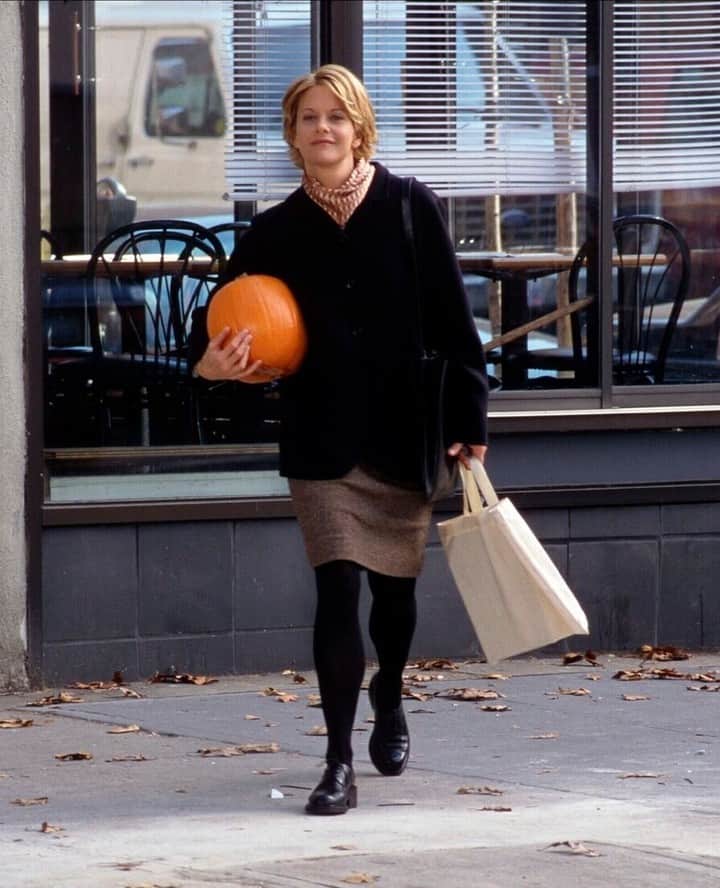 ELLE DKのインスタグラム：「De mest ikoniske 90'er-roller hos #MegRyan som i 'Da Harry mødte Sally' og 'You've Got Mail' ansporer en helt særlig 'joie de vivre' ved efteråret. Og det har i den grad givet ekko på TikTok, der nu hylder skuespillerinden som selve billedet på sæsonen med sit helt eget hashtag. Læs med via link i bio.⁠ ⁠ Foto: Allstar/Ritzau Scanpix」