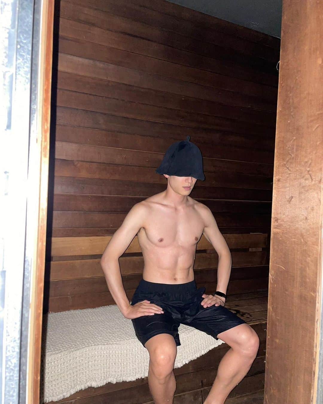 岩城滉太さんのインスタグラム写真 - (岩城滉太Instagram)「💪🔥  韓国ドラマで俳優さんがシャワー浴びてるシーンを再現しているつもりです。笑  #sauna #workout」10月1日 16時29分 - kota_iwaki