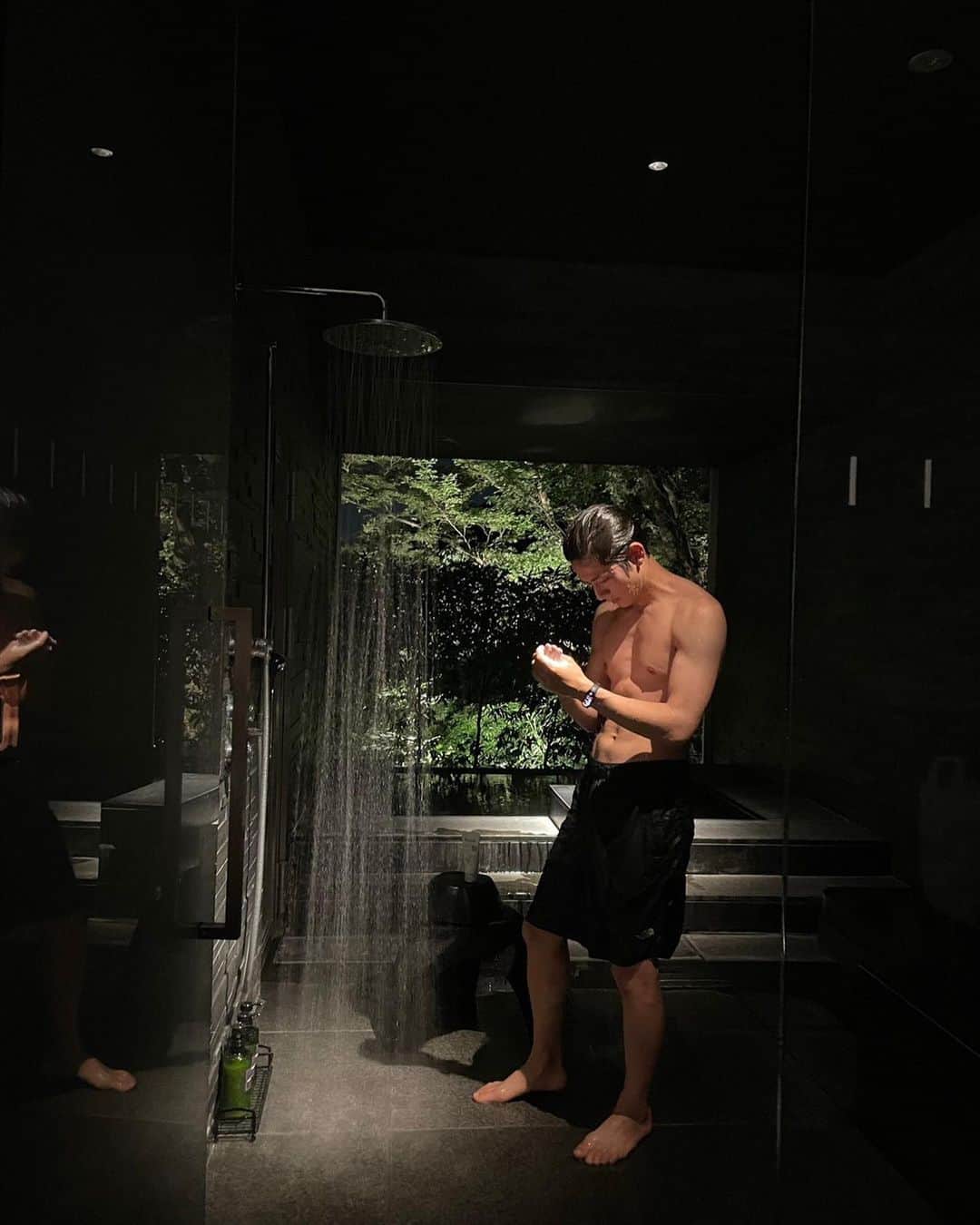 岩城滉太さんのインスタグラム写真 - (岩城滉太Instagram)「💪🔥  韓国ドラマで俳優さんがシャワー浴びてるシーンを再現しているつもりです。笑  #sauna #workout」10月1日 16時29分 - kota_iwaki