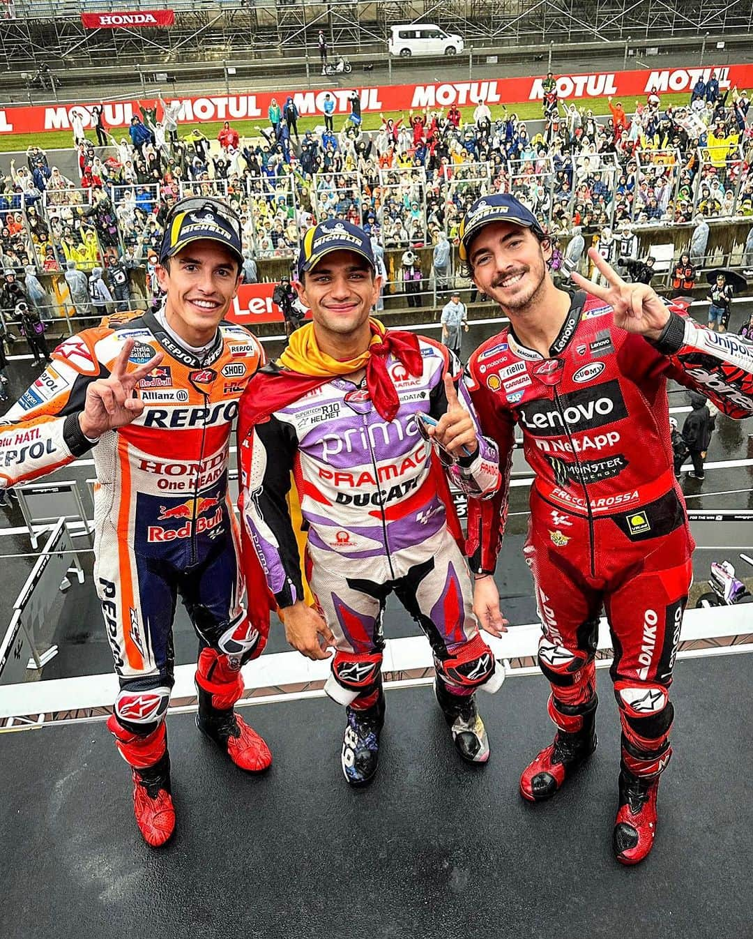 MotoGPさんのインスタグラム写真 - (MotoGPInstagram)「The Motegi rain masters! 👏  #JapaneseGP 🇯🇵」10月1日 16時27分 - motogp