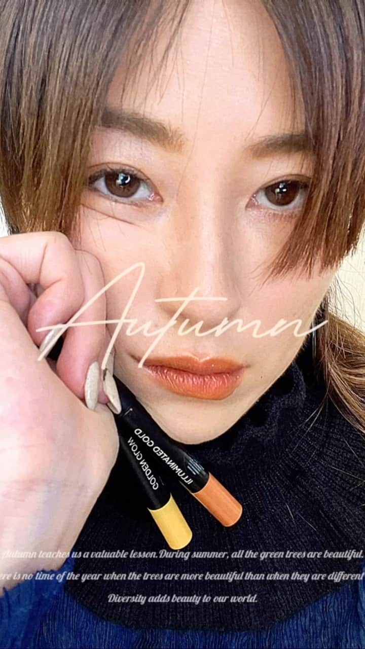 のインスタグラム：「オーバーリップはニュアンスカラーで 私はイエローでリップラインを強調せず 馴染むカラーでみせてます  我流なので正解かどうかは分かりかねます🖤  ご了承ください❤ 　 ︎ よく見たらガタガタでも、イエローなら まーいいかと言う気持ちにさえなる。笑  @uneven_jp  uneven multi stick の紹介♡  フリルネックウォーマーでヘアーセットも時短✨ @sh_ki_jp  #uneven #makeup#マルチスティック #アイシャドウ#チーク#リップ」