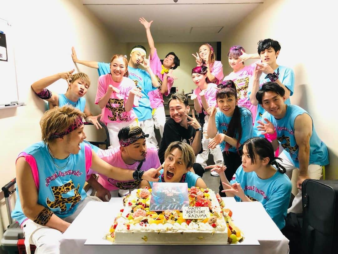 濱本和真のインスタグラム：「「ayumi hamasaki 25th Anniversary Live Tour」1幕が18公演が幕を閉じました。 そんな大事な最終公演のMC中にケーキを用意してくださって、会場の皆さんに誕生日をお祝いして頂けた僕はめちゃくちゃ幸せ者です😇 ありがとうございました！！  この1幕でTAの皆さんと共有できた楽しい思い出を胸に、明日より開幕する2幕に臨みます🔥 あー楽しみ（緊張）🤯 2幕で会える皆んな待っててねー！！！」