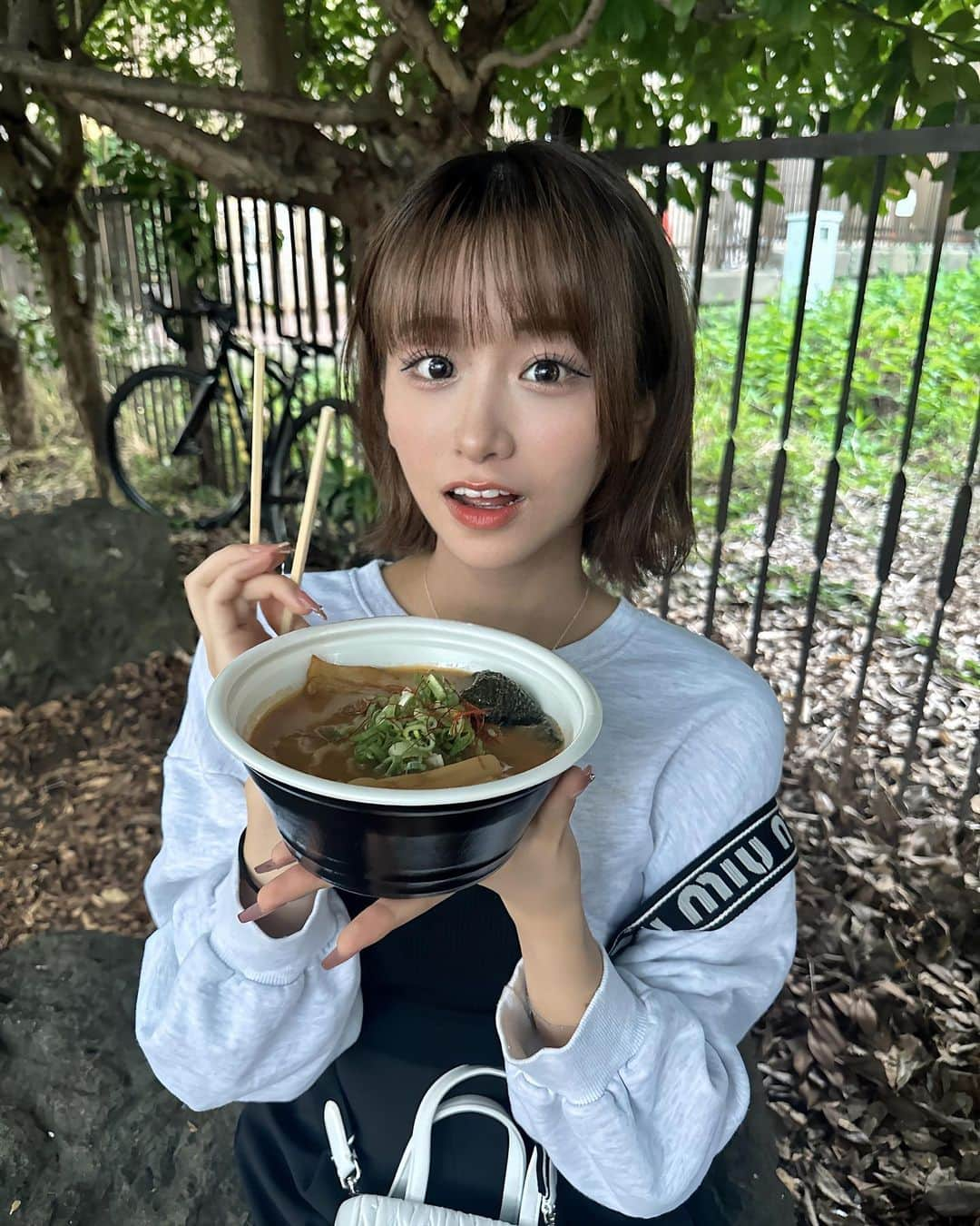 金子みゆのインスタグラム：「代々木公園の北海道フェア行ってきた美味すぎた、、  最後しっかり汚してます」