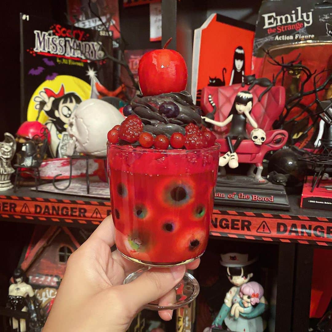 のインスタグラム：「Creamy @creamy_fake_food さんから 毒林檎パフェの食品サンプル届いた🥹🍎🖤  私のゴス部屋インテリアにピッタリすぎる❣️嬉しい〜✨  ゴスロリ着た時に持って撮影しよ♪」