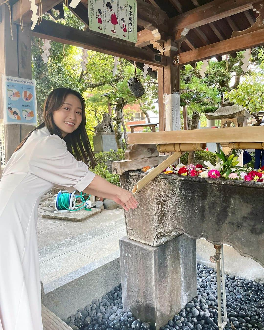 片渕茜さんのインスタグラム写真 - (片渕茜Instagram)「先日、渋谷の鳩森八幡神社で撮影をさせていただきました。 花手水が色鮮やかで可愛かったです☺️ なぜここで撮影をしたかというと…この神社の敷地内に、井戸を掘ったからです！  4年ぶりとなる「井戸掘り特番」、今回は渋谷や世田谷区に井戸を掘ったり、品川の枯れ井戸修理をしたりと盛りだくさんです。 井戸があると災害時のインフラとしても役立ちますし、井戸の周りに地域の方が集まって「井戸端会議」も生まれます。 今後も残したい風景ですね☺️  「日曜ビッグ　サンドウィッチマンの渋谷に井戸を掘る！」このあと18:55〜放送です。  #井戸 #サンドウィッチマン #travisjapan #日向坂46」10月1日 16時33分 - akane_katafuchi