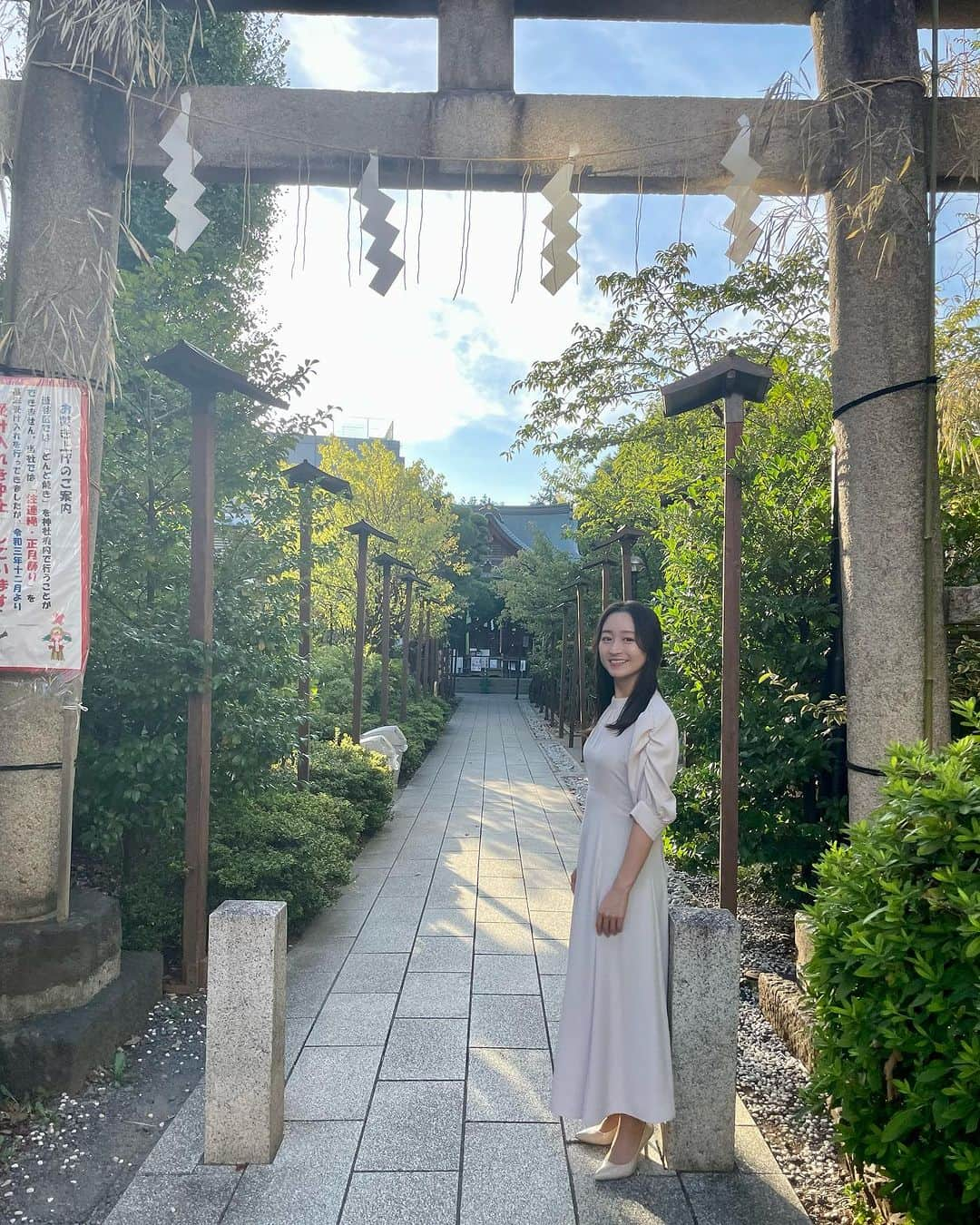 片渕茜さんのインスタグラム写真 - (片渕茜Instagram)「先日、渋谷の鳩森八幡神社で撮影をさせていただきました。 花手水が色鮮やかで可愛かったです☺️ なぜここで撮影をしたかというと…この神社の敷地内に、井戸を掘ったからです！  4年ぶりとなる「井戸掘り特番」、今回は渋谷や世田谷区に井戸を掘ったり、品川の枯れ井戸修理をしたりと盛りだくさんです。 井戸があると災害時のインフラとしても役立ちますし、井戸の周りに地域の方が集まって「井戸端会議」も生まれます。 今後も残したい風景ですね☺️  「日曜ビッグ　サンドウィッチマンの渋谷に井戸を掘る！」このあと18:55〜放送です。  #井戸 #サンドウィッチマン #travisjapan #日向坂46」10月1日 16時33分 - akane_katafuchi