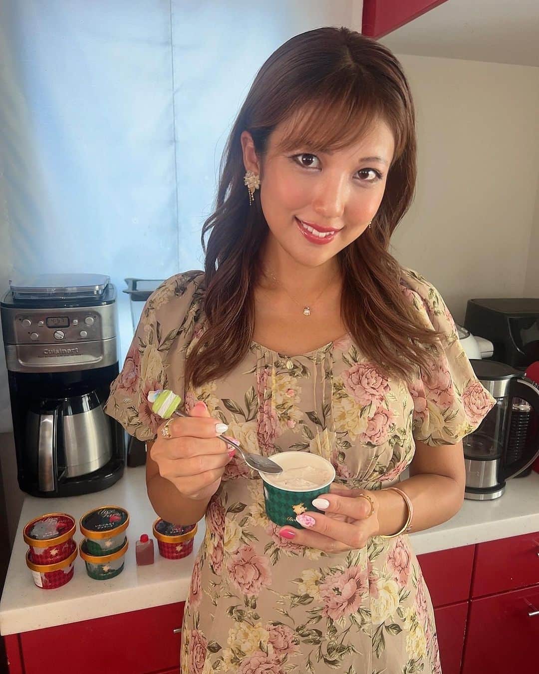 神谷麻美さんのインスタグラム写真 - (神谷麻美Instagram)「いちご農家直売の#プレミアムジェラート だよ❤️🍓🍨🥰💖✨️  #いちごジェラート と#いちごみるくジェラート 🍓🥰💖✨️  渡瀬の#きらぴ香 で作っていて、 #いちご のそのままの甘さで、すごく美味しいよっ🍓☺️🍦💖✨️爽やか🥰💖🍓✨️  プロのジェラート職人が作った最高のプレミアムジェラートだよ🥰💖✨️  イチゴジャムをかけて食べても美味しいっ🍓🥰💕✨️  PR @alicefarm15 #いちごスイーツ #苺スイーツ #苺ジェラート #苺アイス #いちごアイス #お取り寄せアイス #お取り寄せジェラート」10月1日 16時33分 - asamice428