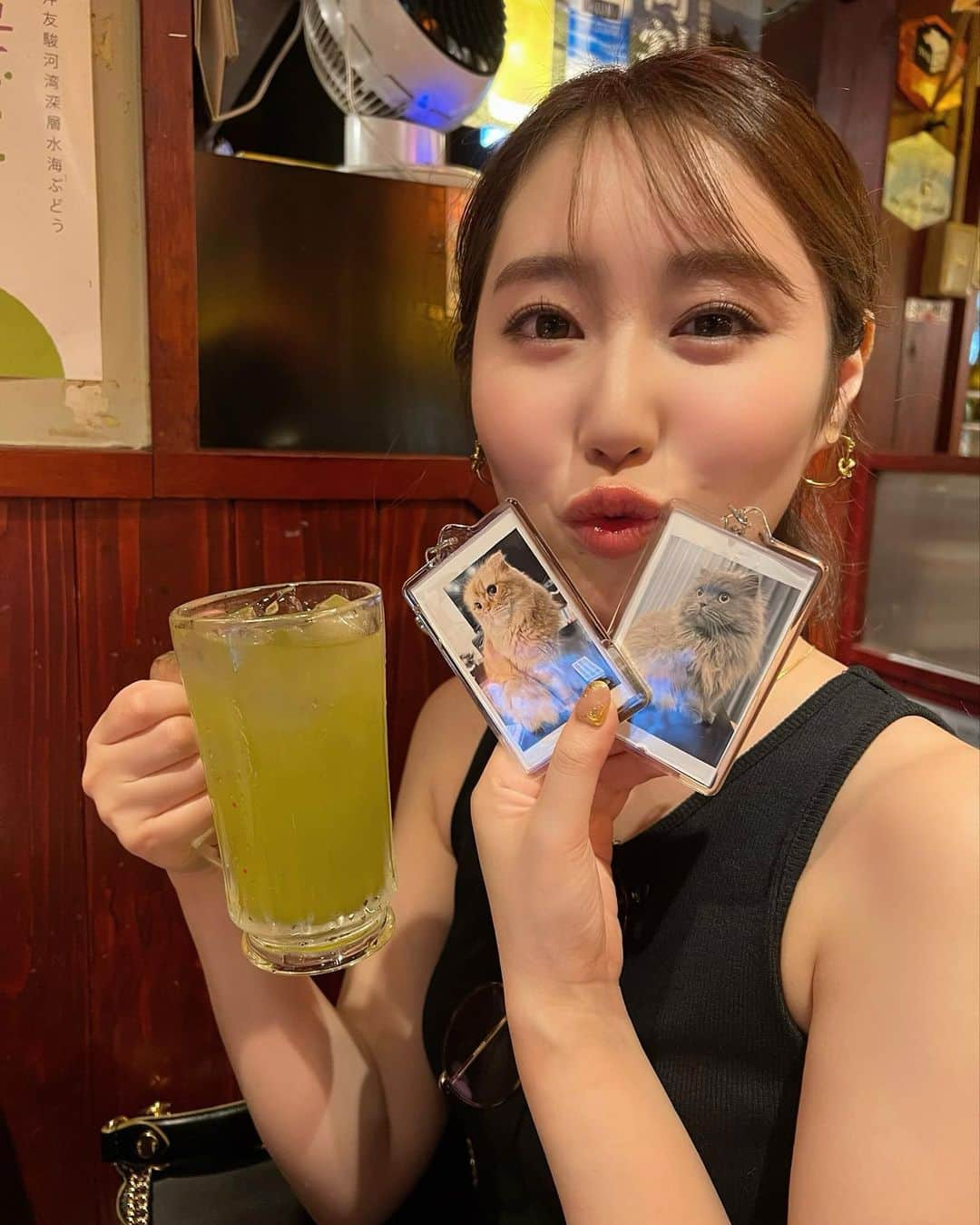 八尋莉那のインスタグラム：「人生初めての緑茶割り🍵 みかん酒がとても美味しくてお土産にゲトしました🍊  おすすめのお酒があったら教えてください〜🍶 ・ ・ #みかん酒#梅の宿#みかん#居酒屋#お酒#ご当地#地酒#アルコール#海ぼうず#静岡グルメ#静岡#静岡県#おでん#飲み会#ドライブ#甲信越#小旅行#ちょい飲み#プチ旅行#週末おでかけ#おでかけ#お出かけスポット#推し活#猫とお出かけ」