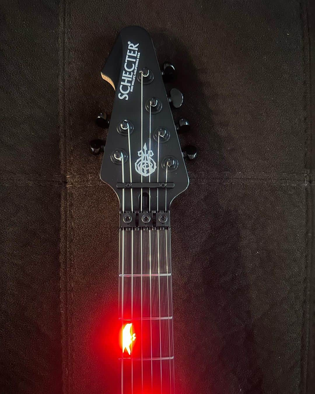 DJアシュバさんのインスタグラム写真 - (DJアシュバInstagram)「Test drove my new signature @schecterguitarsofficial and it plays and sounds as great as it looks! This one of a kind Gtr is a fn BEAST! What nickname would you give it, if this Gtr was yours??  Custom built, assembled & painted @schecterguitarsofficial    LED designed by No Shadow Optic  Designed by yours truly @ashbastudios」10月1日 16時45分 - ashba