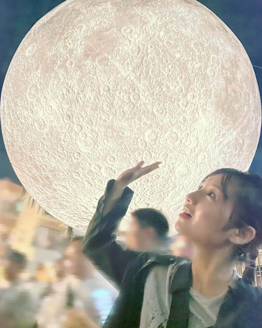 岡野真也のインスタグラム：「下北沢のおおきなお月様🌕 十五夜の当日は雲に隠れていたもんね、会えてよかった  #ムーンアートナイト  #今日まで」