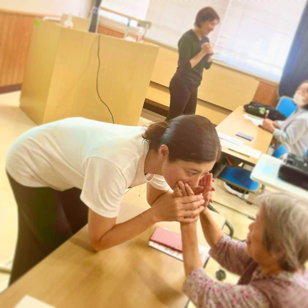 間々田佳子のインスタグラム：「介護センターでの顔イベントが終わりました🙏  マスク😷がようやく外れ テンションが上がりました  顔に触れてもらい理解してもらったり 反対に顔に触れて伝えたり  フェイスコミュニケーションは楽しい  特に今回は 聴覚、言語、視覚の障がいの方… 顔面麻痺、身体障害の方が対象だったため インストラクターさん達とチームで 指導に臨みました。  施設のご担当者さんからは  様々な障がいのある方が参加した講習会でしたが、 どなたでも参加でき 終了時には魅力的な笑顔になっていたのが印象的でした。と  嬉しい感想をいただきました。  チームのみなさま またよろしくお願いしたします🙇‍♀️  #コアフェイストレーニング #間々田佳子」