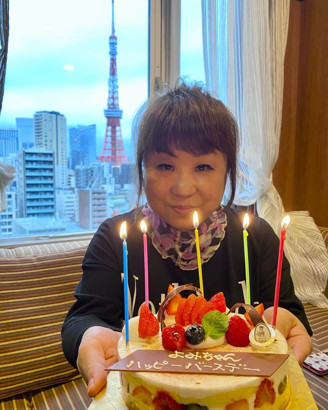 天童よしみのインスタグラム：「今日は　坂本冬美さんが  お誕生日ケーキを 届けてくれました ありがとうございました #よしみ嬉しい #坂本冬美 #プレゼント」