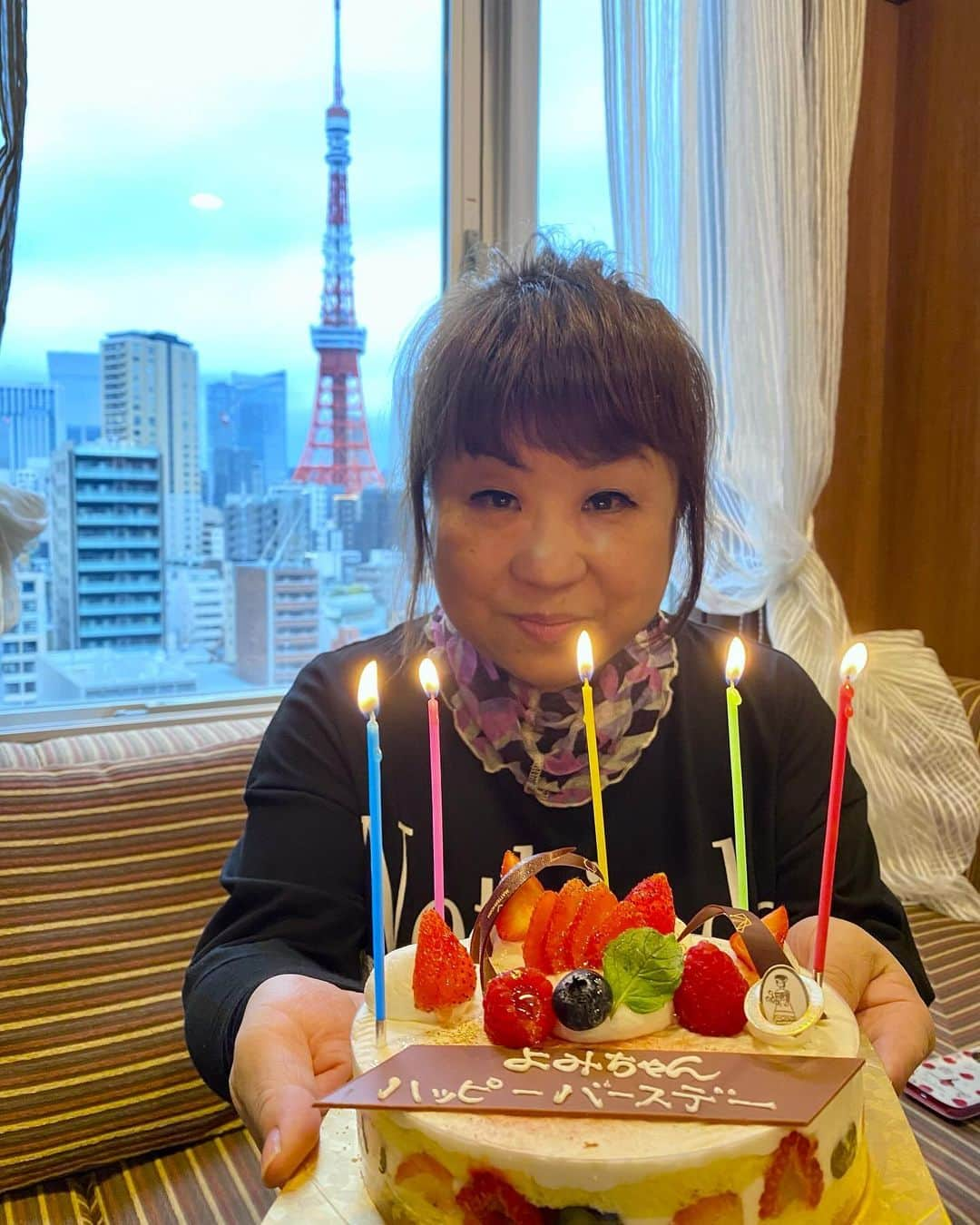 天童よしみさんのインスタグラム写真 - (天童よしみInstagram)「今日は　坂本冬美さんが  お誕生日ケーキを 届けてくれました ありがとうございました #よしみ嬉しい #坂本冬美 #プレゼント」10月1日 16時57分 - tendo_yoshimi_official