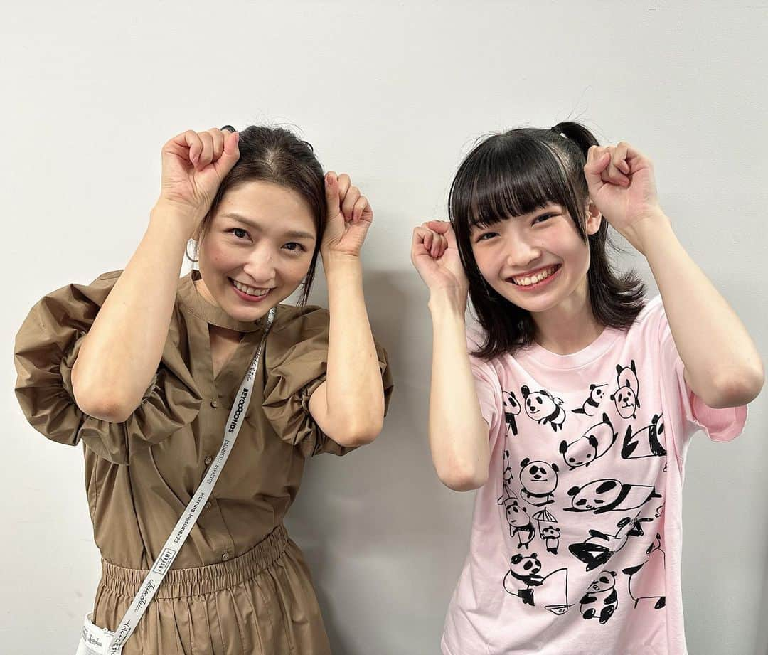 石川梨華さんのインスタグラム写真 - (石川梨華Instagram)「モーニング娘。'23🎵  LIVE行ってきましたー‼️ とにかく最高でした😍 みんなカッコよくて、可愛くて、キラキラしてた✨  新メンバー17期のゲッターちゃんとおはるさんの初ステージ 初々しい感じと一生懸命先輩に負けじと頑張る姿に感動しました❗️  @maria_makino.official  本番前、まりあが「今回石川さんのパートを歌わせていただきます！精一杯頑張るので見てください！」って言ってくれました！何の曲かはネタバレになるから内緒🤫  まりあ、最高だったぜ✌️ 昨日のLIVEのまりあは 全身全霊なパフォーマンス、私を見てって心の声が私にはずっと伝わってきて、ついついまりあに目がいってしまった。 それ位、彼女のパフォーマンスは素晴らしかった💓  私もモーニング娘。時代、そんな気持ちでステージに立ってたなって😚懐かしい気持ちにもなった。  まりあだけでなく、みんな本当に素敵だった‼️ 全体的にとてもダンサブルで、個々の見せ場もあり あぁ、ふくちゃんラストツアーなんだなって気持ちにもなり 何曲か涙腺が🥹 とにかく楽しい時間ってあっという間にすぎる！ まさにそんな感じのLIVEでした✨  ダンスがね、とにかくみんな素敵だったの💓 女性らしいしなやかな動きとか、全身の使い方が素晴らしく 女性の私が見ても憧れちゃう感じ😍  @mei_yamazaki.official  パンちゃん🐼 ハロプロ25周年でザ⭐︎ピ〜ス！を一緒にやってから パンちゃんのパンダさん愛が伝わり、実はあれからパンダさんの動画見て癒されてます❤️w その話も出来て良かった🤲 パンダさんポーズも🐼✌️  @mizuki_fukumura.official  @erina_ikuta.official  @akane__haga.official  LIVE後に4人とも写真撮れました❤️ 1枚目、ふくちゃんとはがちゃんが私に手を向けてくれる中、1人自分の顔に手でポーズする生田(あれは何ポーズって言うの？w) 2枚目、あれ、私だけ？に気づいて慌てて手のポーズ変える生田w  私は気づいてなかったけど、写真撮り終えてから生田が教えてくれて、慌てた生田の可愛い姿、しっかり写真撮れてました🤣❤️w  数年ぶりに見たモーニング娘。のLIVE🎵 久しぶりにファンの皆さんと同じ気持ちになってLIVEを見れて本当にハッピーな時間でした❣️  @morningmusume_official  引き続きツアー頑張ってね🎵✨💪  #石川梨華 #モーニング娘og #リアル梨華 #二児の母 #年子やんちゃボーイズ #LIVE鑑賞 #モーニング娘23  #最高」10月1日 16時56分 - rika_ishikawa_official