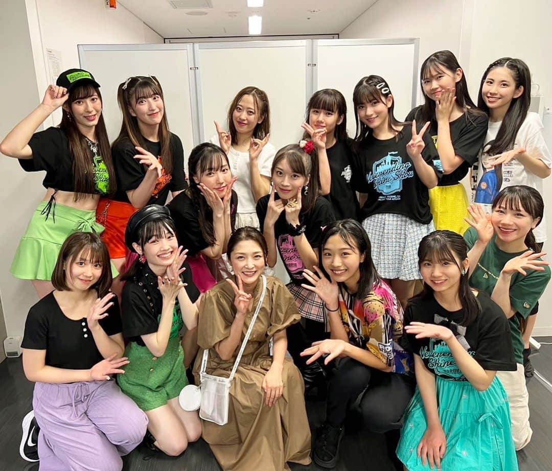 石川梨華さんのインスタグラム写真 - (石川梨華Instagram)「モーニング娘。'23🎵  LIVE行ってきましたー‼️ とにかく最高でした😍 みんなカッコよくて、可愛くて、キラキラしてた✨  新メンバー17期のゲッターちゃんとおはるさんの初ステージ 初々しい感じと一生懸命先輩に負けじと頑張る姿に感動しました❗️  @maria_makino.official  本番前、まりあが「今回石川さんのパートを歌わせていただきます！精一杯頑張るので見てください！」って言ってくれました！何の曲かはネタバレになるから内緒🤫  まりあ、最高だったぜ✌️ 昨日のLIVEのまりあは 全身全霊なパフォーマンス、私を見てって心の声が私にはずっと伝わってきて、ついついまりあに目がいってしまった。 それ位、彼女のパフォーマンスは素晴らしかった💓  私もモーニング娘。時代、そんな気持ちでステージに立ってたなって😚懐かしい気持ちにもなった。  まりあだけでなく、みんな本当に素敵だった‼️ 全体的にとてもダンサブルで、個々の見せ場もあり あぁ、ふくちゃんラストツアーなんだなって気持ちにもなり 何曲か涙腺が🥹 とにかく楽しい時間ってあっという間にすぎる！ まさにそんな感じのLIVEでした✨  ダンスがね、とにかくみんな素敵だったの💓 女性らしいしなやかな動きとか、全身の使い方が素晴らしく 女性の私が見ても憧れちゃう感じ😍  @mei_yamazaki.official  パンちゃん🐼 ハロプロ25周年でザ⭐︎ピ〜ス！を一緒にやってから パンちゃんのパンダさん愛が伝わり、実はあれからパンダさんの動画見て癒されてます❤️w その話も出来て良かった🤲 パンダさんポーズも🐼✌️  @mizuki_fukumura.official  @erina_ikuta.official  @akane__haga.official  LIVE後に4人とも写真撮れました❤️ 1枚目、ふくちゃんとはがちゃんが私に手を向けてくれる中、1人自分の顔に手でポーズする生田(あれは何ポーズって言うの？w) 2枚目、あれ、私だけ？に気づいて慌てて手のポーズ変える生田w  私は気づいてなかったけど、写真撮り終えてから生田が教えてくれて、慌てた生田の可愛い姿、しっかり写真撮れてました🤣❤️w  数年ぶりに見たモーニング娘。のLIVE🎵 久しぶりにファンの皆さんと同じ気持ちになってLIVEを見れて本当にハッピーな時間でした❣️  @morningmusume_official  引き続きツアー頑張ってね🎵✨💪  #石川梨華 #モーニング娘og #リアル梨華 #二児の母 #年子やんちゃボーイズ #LIVE鑑賞 #モーニング娘23  #最高」10月1日 16時56分 - rika_ishikawa_official