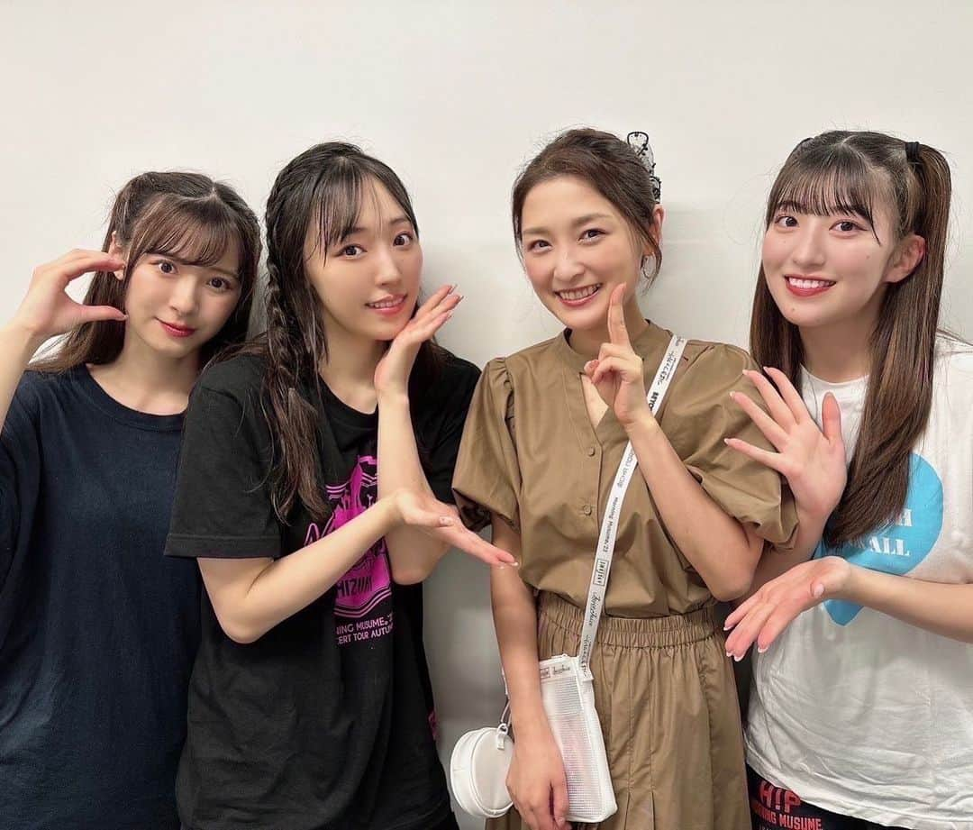 石川梨華さんのインスタグラム写真 - (石川梨華Instagram)「モーニング娘。'23🎵  LIVE行ってきましたー‼️ とにかく最高でした😍 みんなカッコよくて、可愛くて、キラキラしてた✨  新メンバー17期のゲッターちゃんとおはるさんの初ステージ 初々しい感じと一生懸命先輩に負けじと頑張る姿に感動しました❗️  @maria_makino.official  本番前、まりあが「今回石川さんのパートを歌わせていただきます！精一杯頑張るので見てください！」って言ってくれました！何の曲かはネタバレになるから内緒🤫  まりあ、最高だったぜ✌️ 昨日のLIVEのまりあは 全身全霊なパフォーマンス、私を見てって心の声が私にはずっと伝わってきて、ついついまりあに目がいってしまった。 それ位、彼女のパフォーマンスは素晴らしかった💓  私もモーニング娘。時代、そんな気持ちでステージに立ってたなって😚懐かしい気持ちにもなった。  まりあだけでなく、みんな本当に素敵だった‼️ 全体的にとてもダンサブルで、個々の見せ場もあり あぁ、ふくちゃんラストツアーなんだなって気持ちにもなり 何曲か涙腺が🥹 とにかく楽しい時間ってあっという間にすぎる！ まさにそんな感じのLIVEでした✨  ダンスがね、とにかくみんな素敵だったの💓 女性らしいしなやかな動きとか、全身の使い方が素晴らしく 女性の私が見ても憧れちゃう感じ😍  @mei_yamazaki.official  パンちゃん🐼 ハロプロ25周年でザ⭐︎ピ〜ス！を一緒にやってから パンちゃんのパンダさん愛が伝わり、実はあれからパンダさんの動画見て癒されてます❤️w その話も出来て良かった🤲 パンダさんポーズも🐼✌️  @mizuki_fukumura.official  @erina_ikuta.official  @akane__haga.official  LIVE後に4人とも写真撮れました❤️ 1枚目、ふくちゃんとはがちゃんが私に手を向けてくれる中、1人自分の顔に手でポーズする生田(あれは何ポーズって言うの？w) 2枚目、あれ、私だけ？に気づいて慌てて手のポーズ変える生田w  私は気づいてなかったけど、写真撮り終えてから生田が教えてくれて、慌てた生田の可愛い姿、しっかり写真撮れてました🤣❤️w  数年ぶりに見たモーニング娘。のLIVE🎵 久しぶりにファンの皆さんと同じ気持ちになってLIVEを見れて本当にハッピーな時間でした❣️  @morningmusume_official  引き続きツアー頑張ってね🎵✨💪  #石川梨華 #モーニング娘og #リアル梨華 #二児の母 #年子やんちゃボーイズ #LIVE鑑賞 #モーニング娘23  #最高」10月1日 16時56分 - rika_ishikawa_official